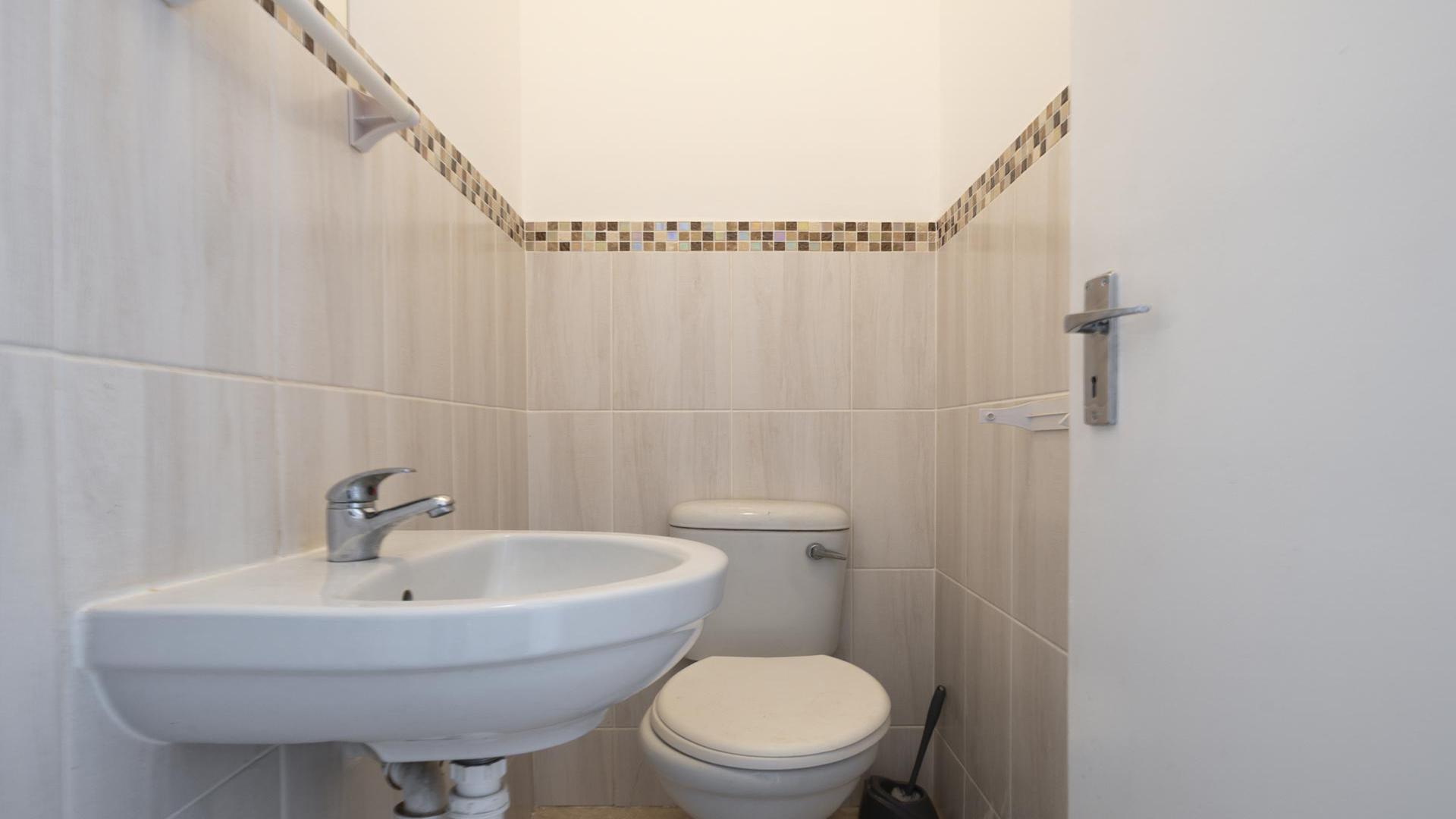 Bathroom 1 - 4 square meters of property in Victoria Park