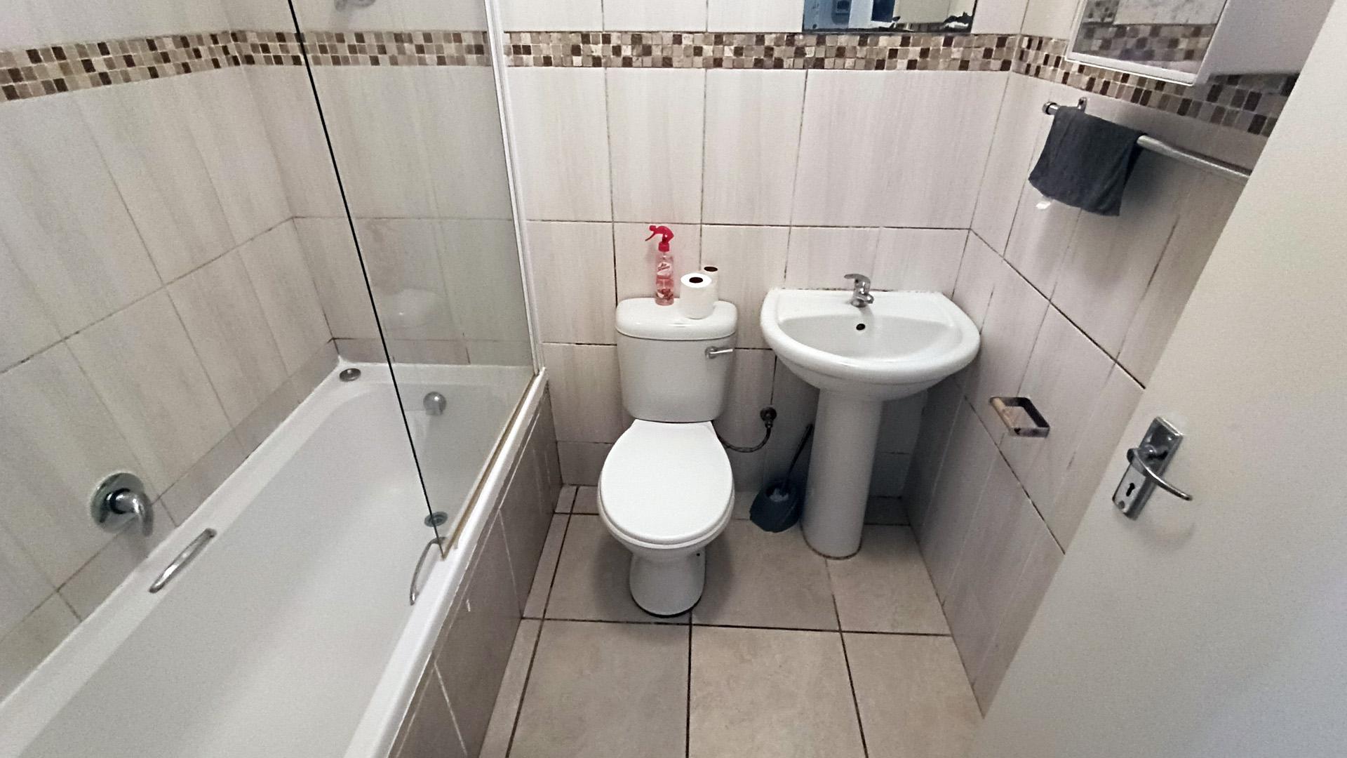 Bathroom 1 - 4 square meters of property in Victoria Park