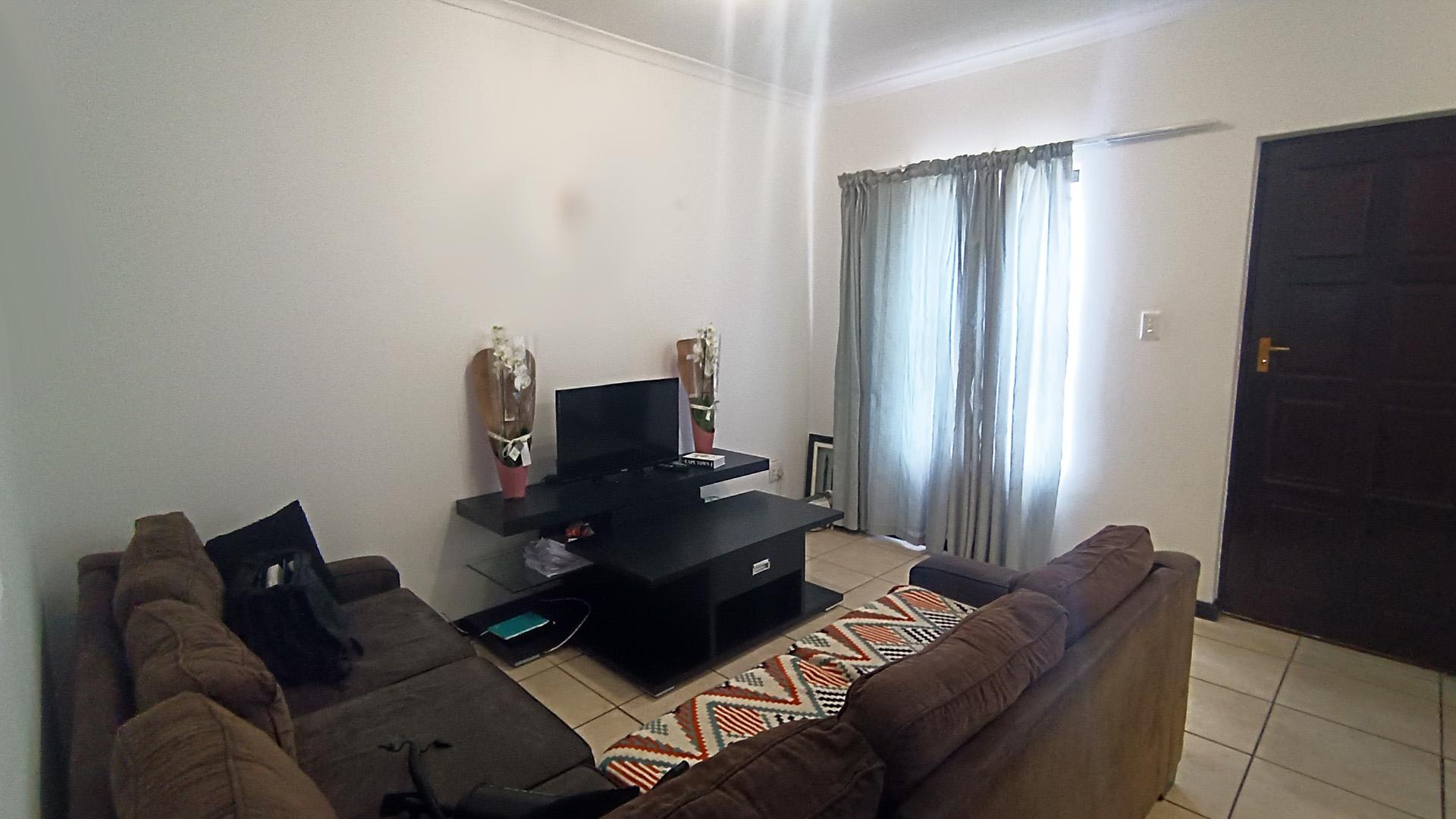 Lounges - 15 square meters of property in Victoria Park