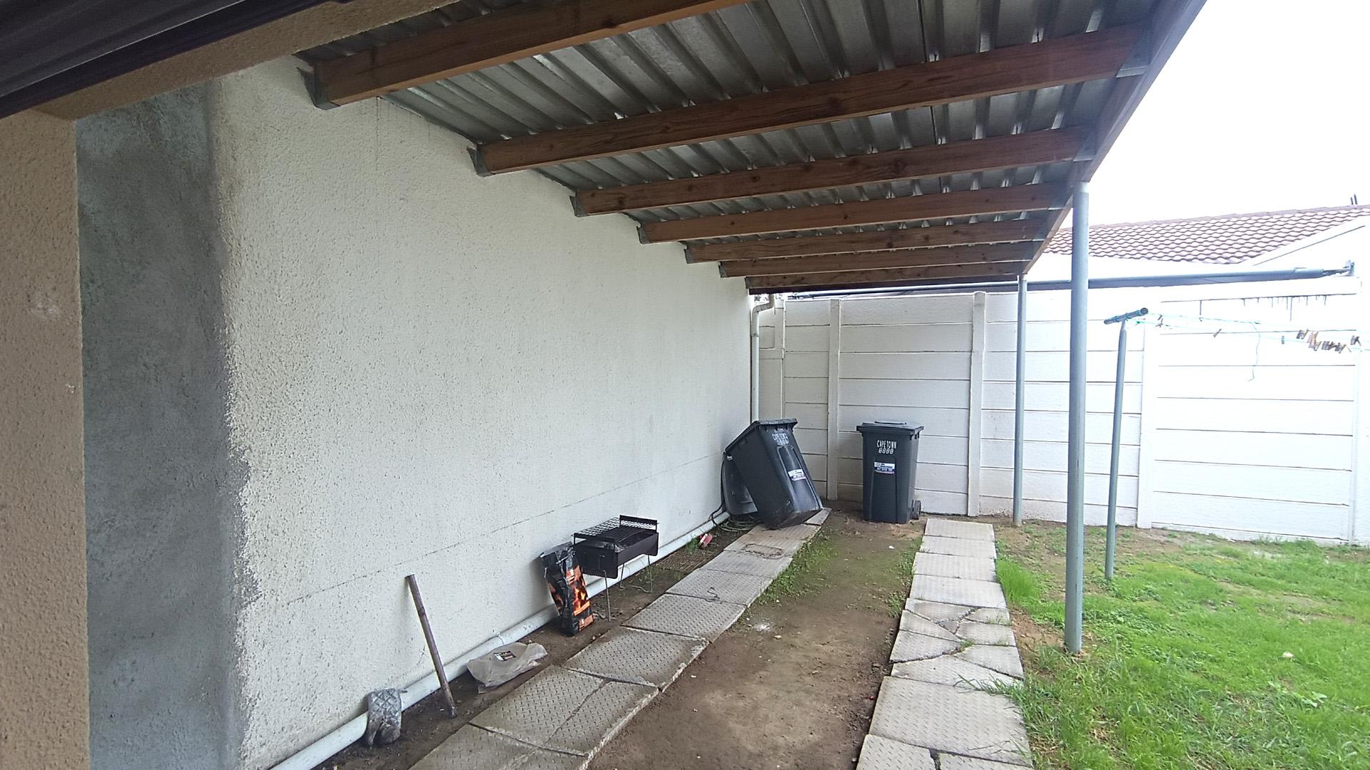 Carport  - 23 square meters of property in Victoria Park