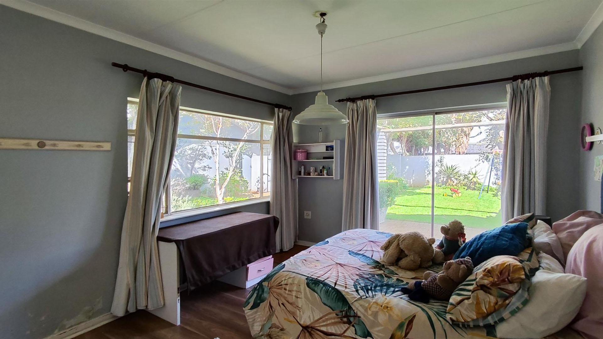 Bed Room 2 - 18 square meters of property in Vanderbijlpark