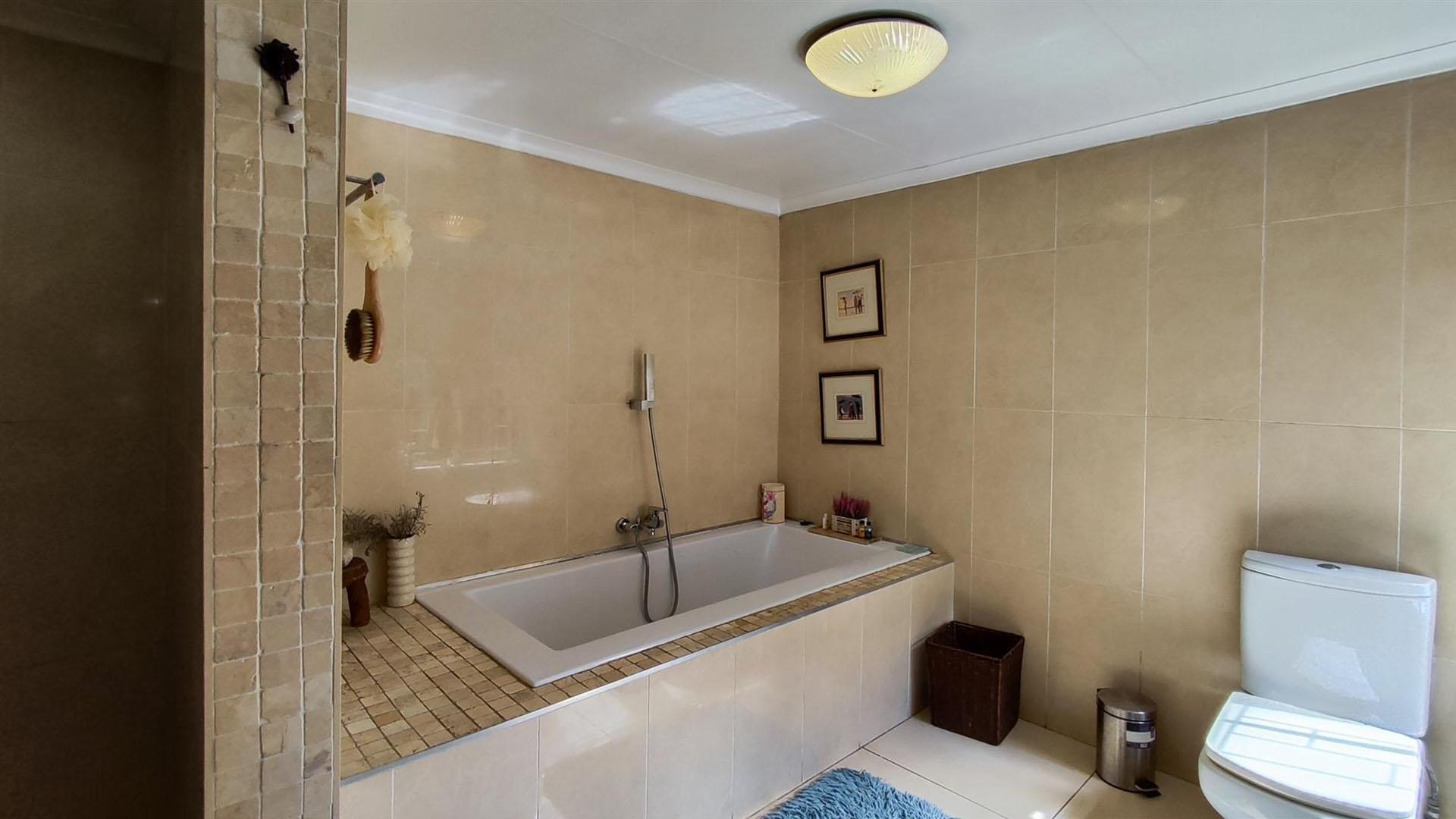 Main Bathroom - 11 square meters of property in Vanderbijlpark