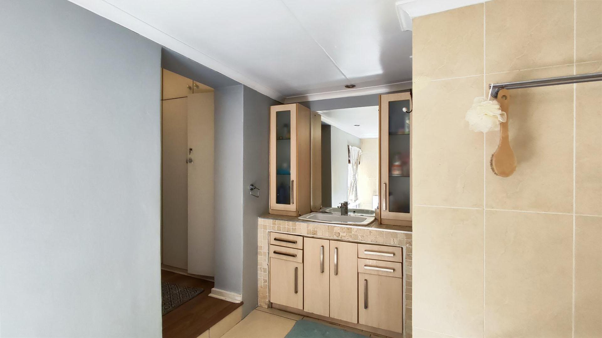 Main Bathroom - 11 square meters of property in Vanderbijlpark