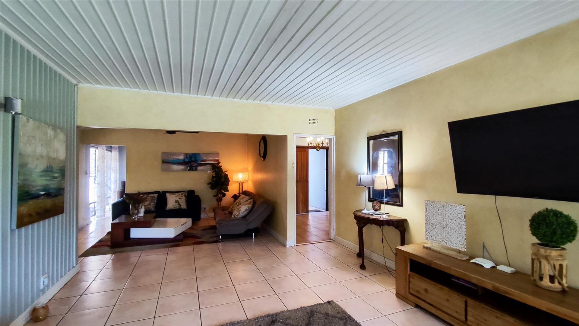 Lounges - 29 square meters of property in Vanderbijlpark