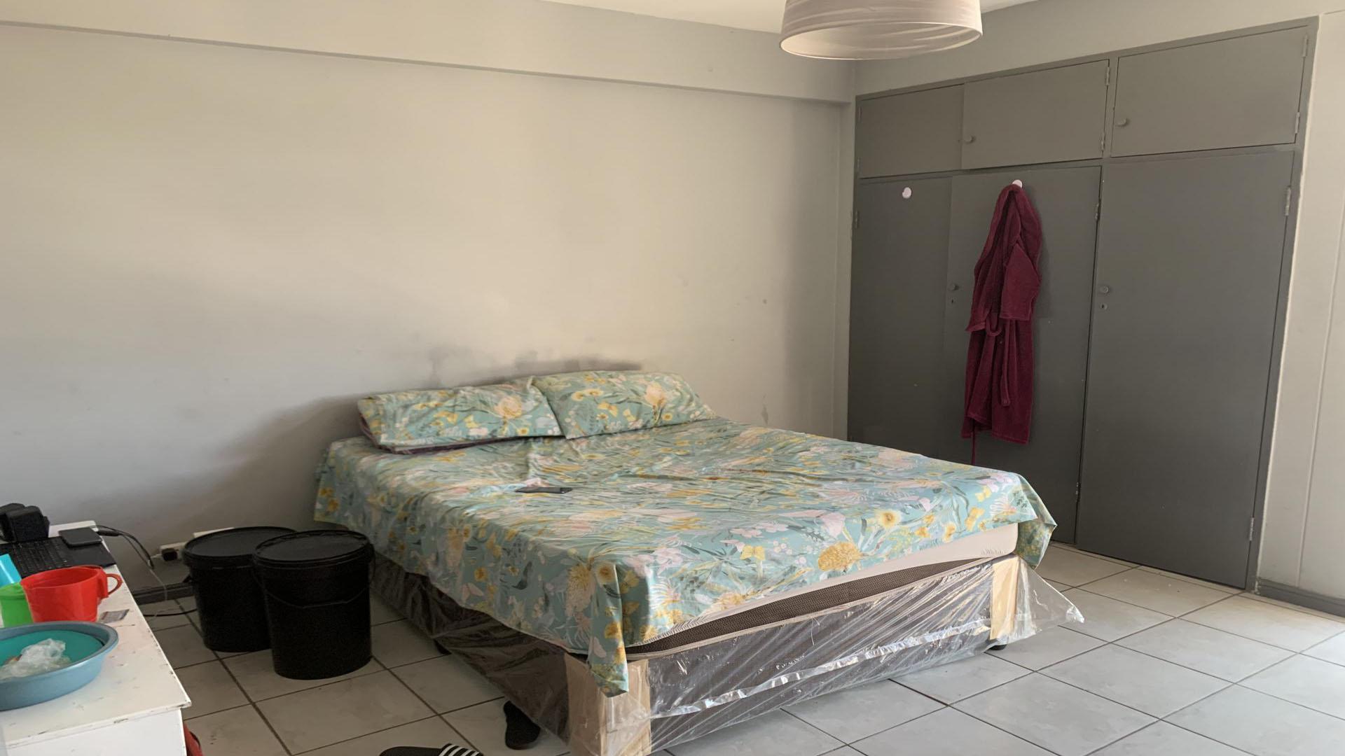 Bed Room 1 of property in Johannesburg Central