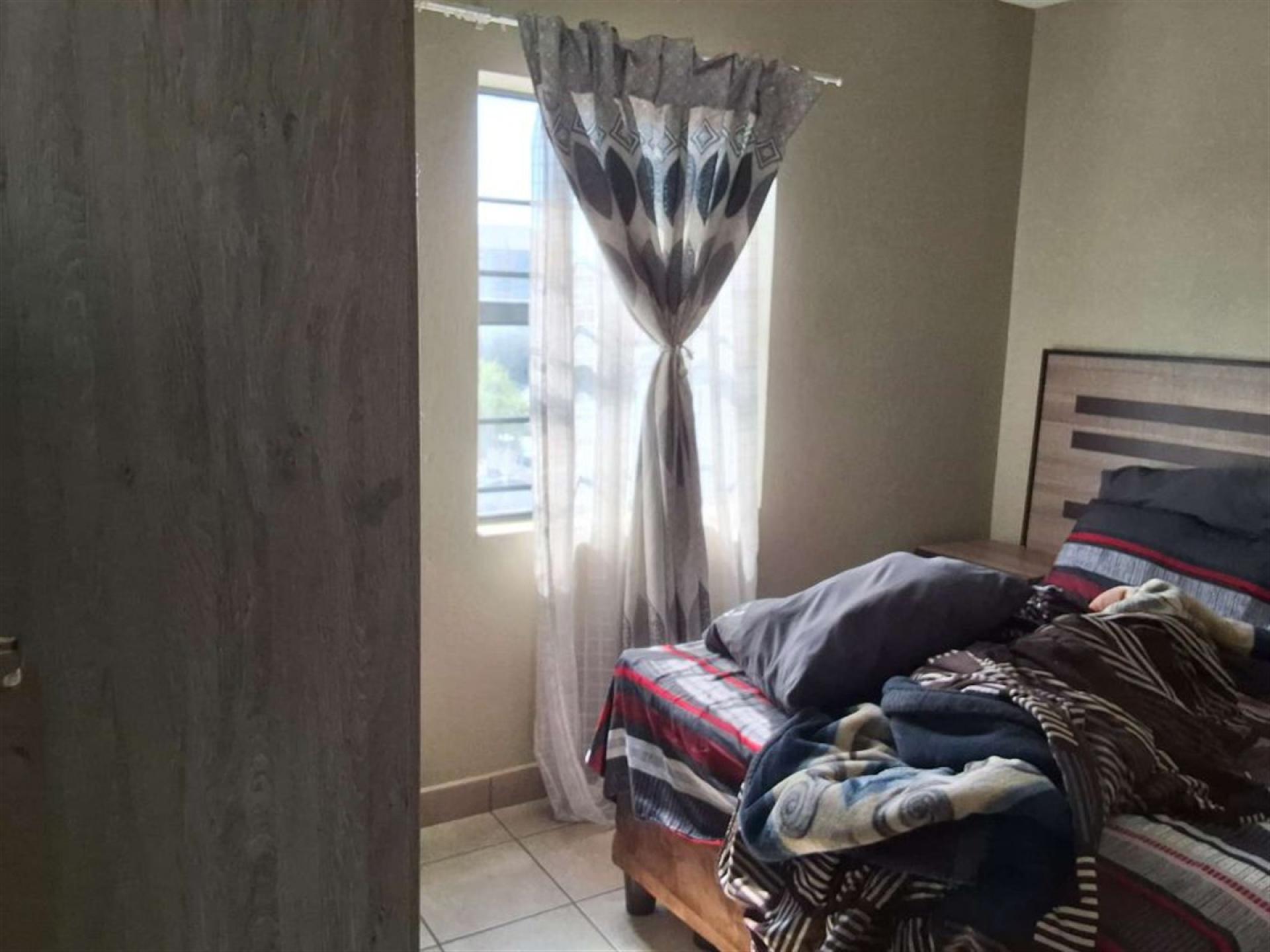 Main Bedroom of property in Montana Tuine