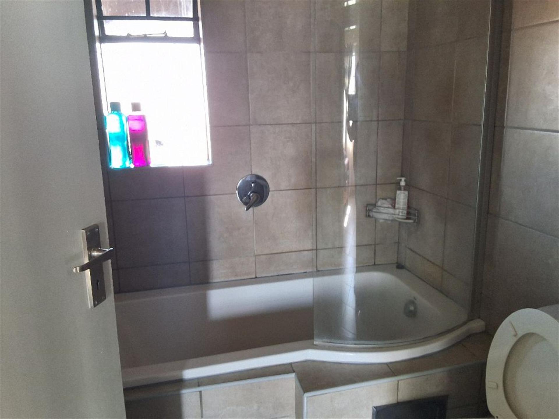 Main Bathroom of property in Montana Tuine