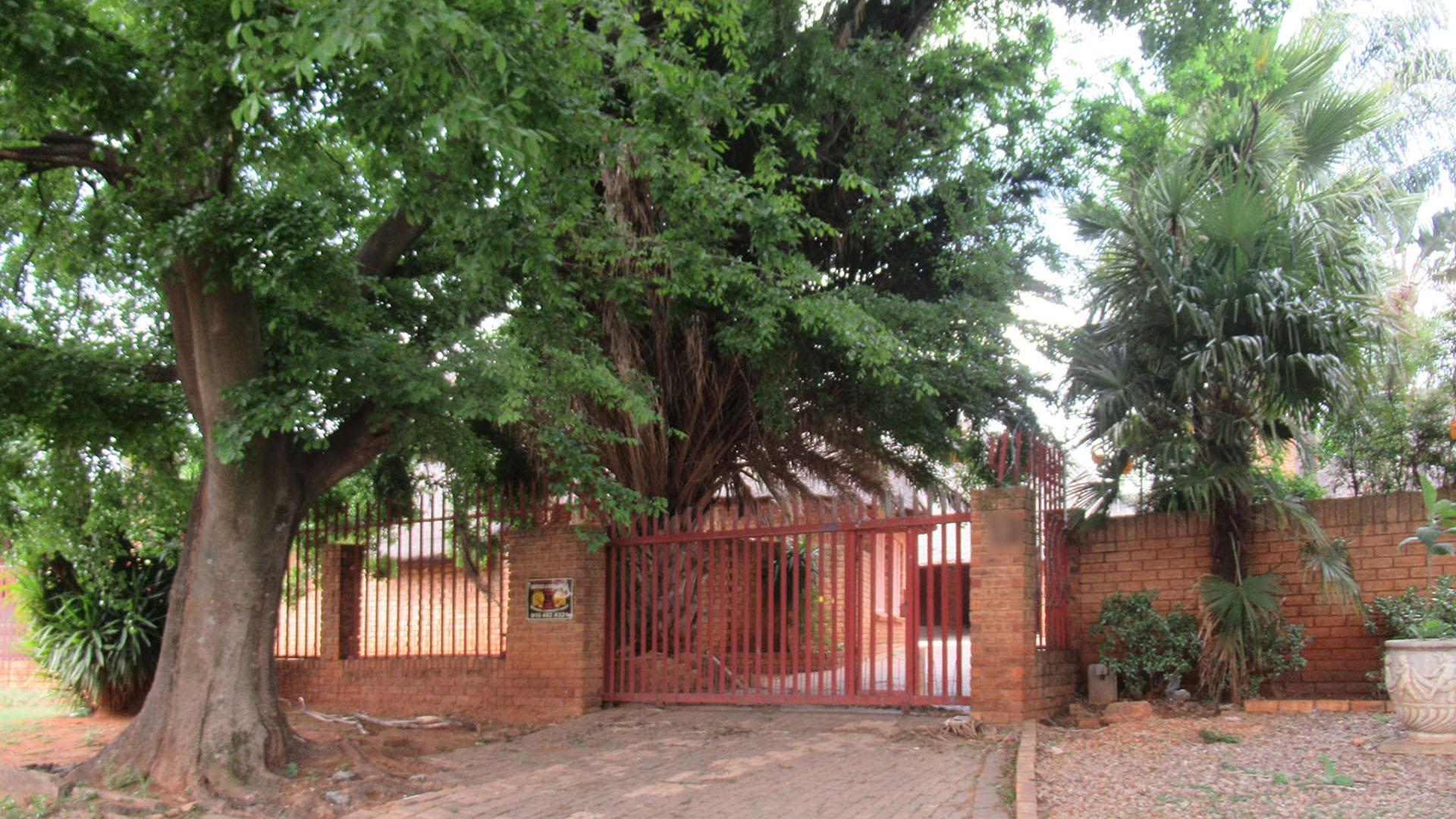 Front View of property in Greenhills