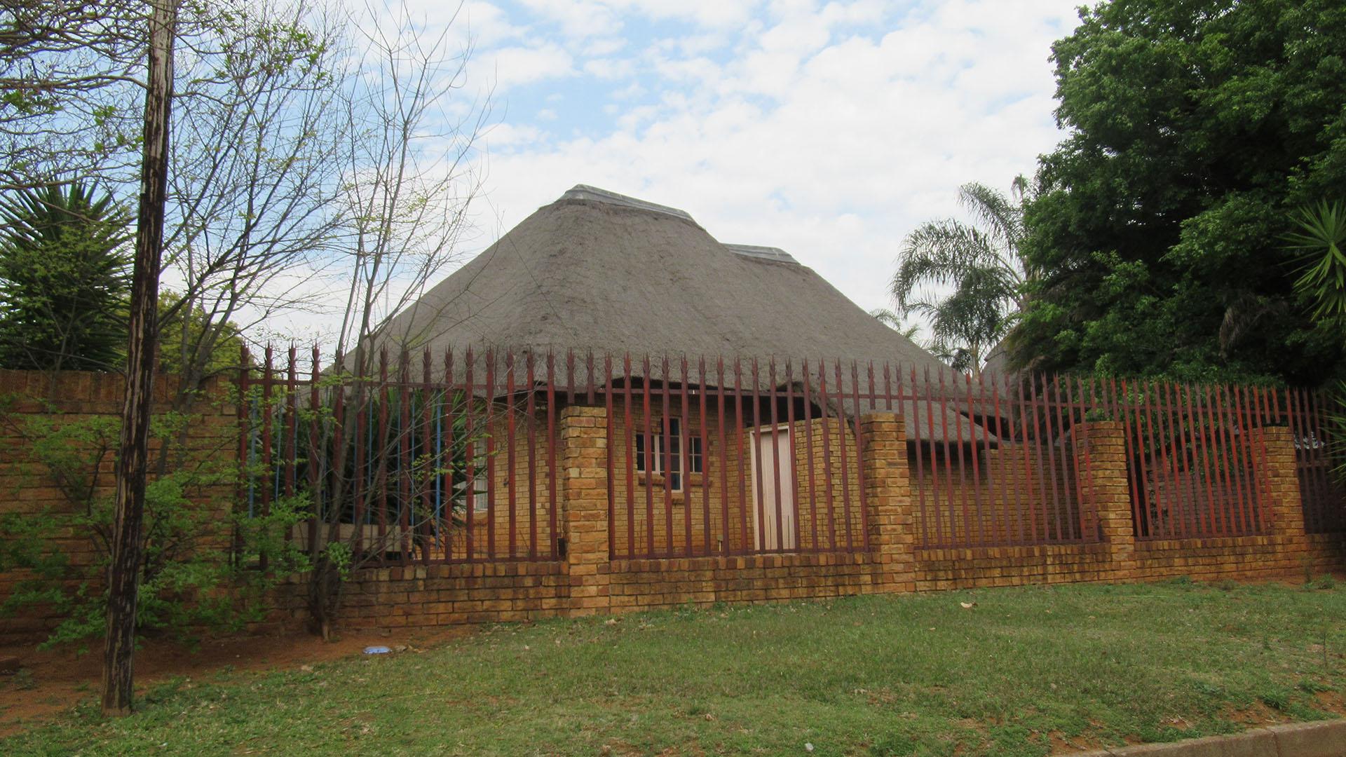 Front View of property in Greenhills