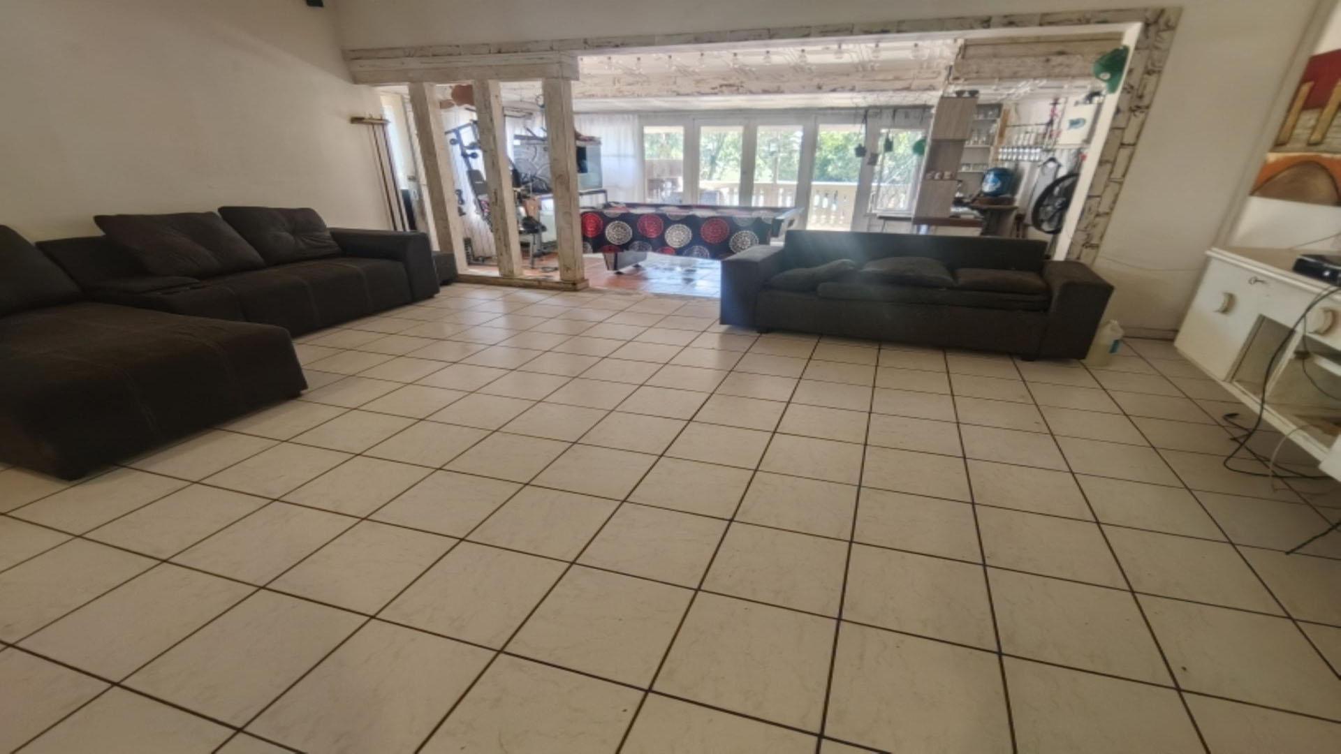 Lounges of property in Uvongo