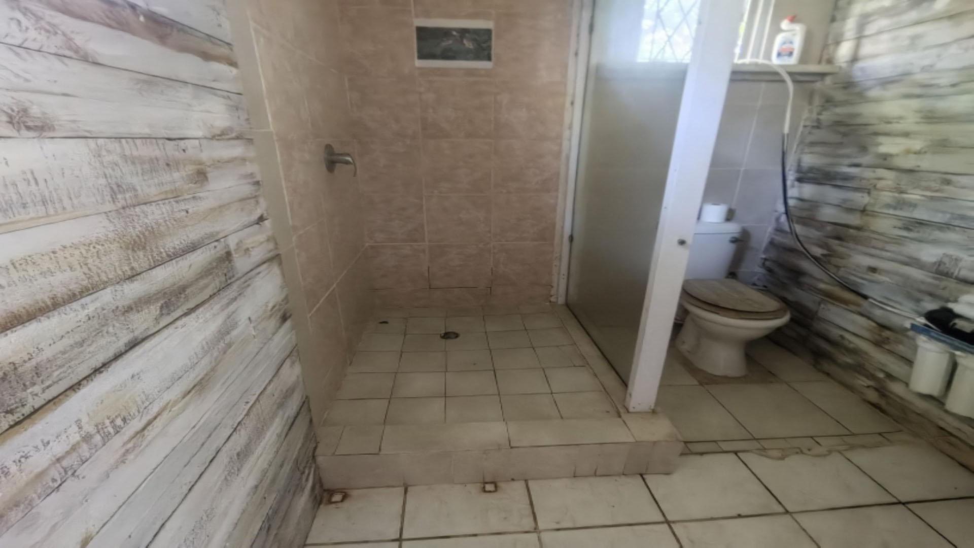 Bathroom 1 of property in Uvongo