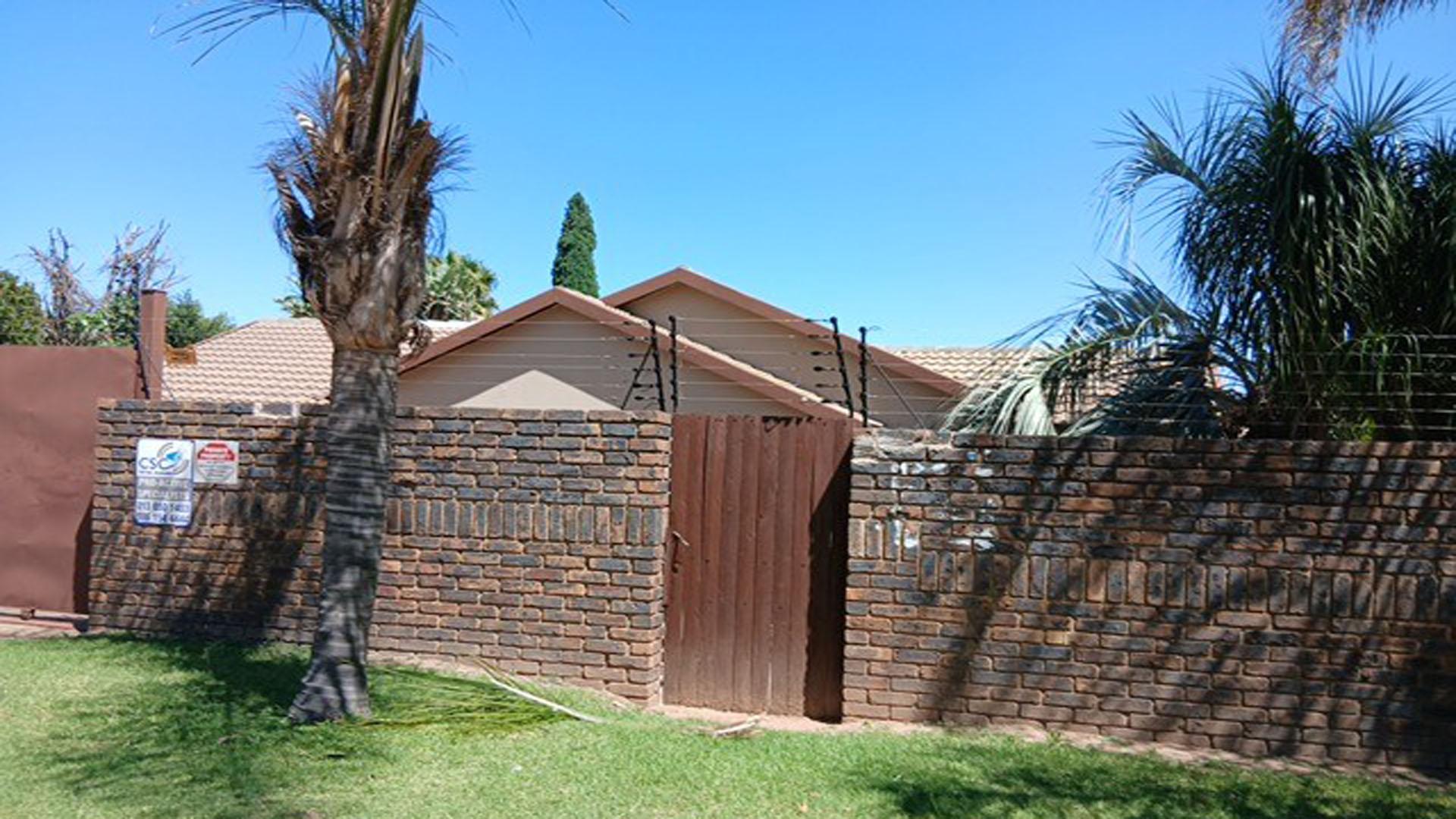 Front View of property in Hoeveldpark