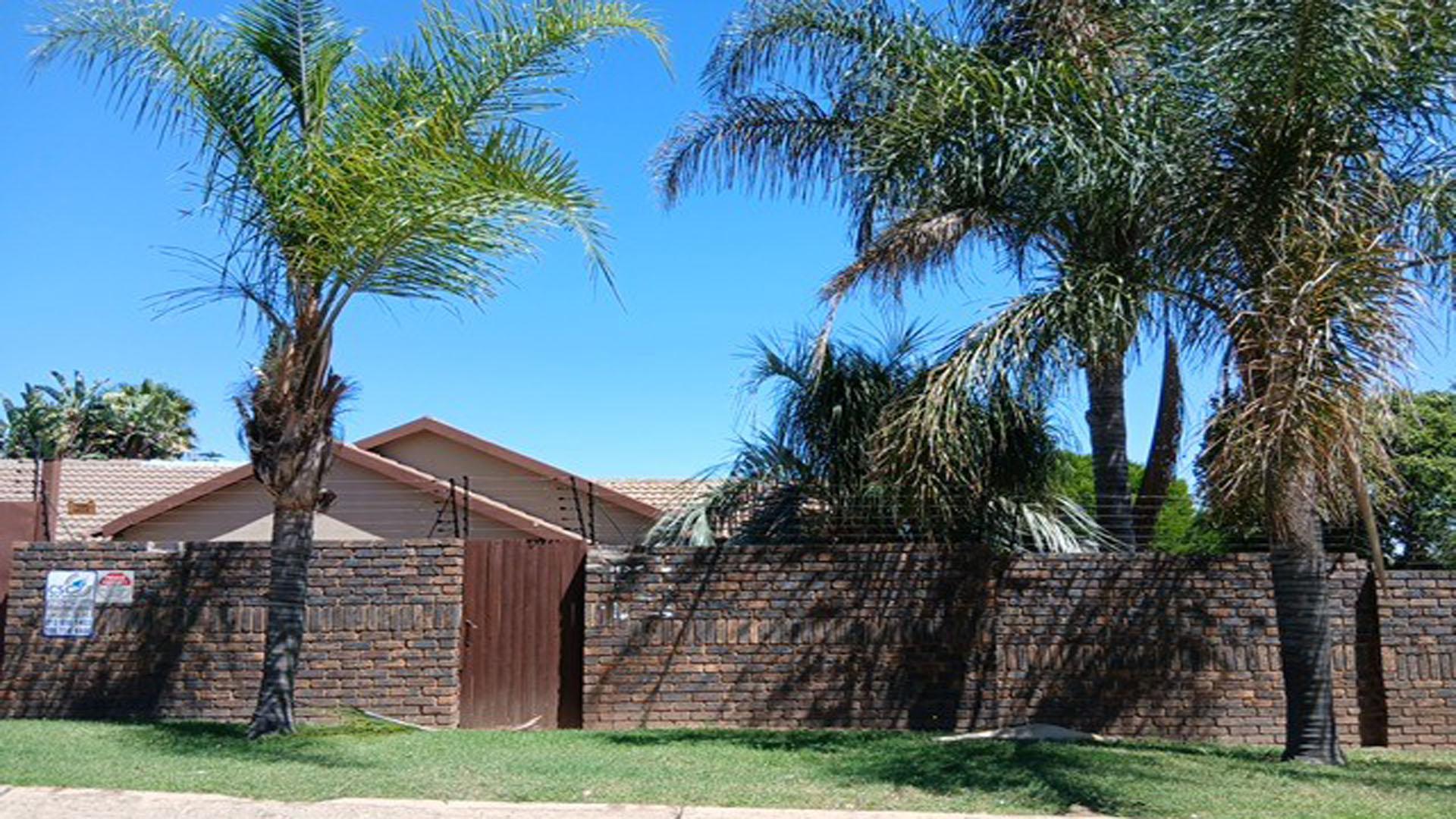 Front View of property in Hoeveldpark