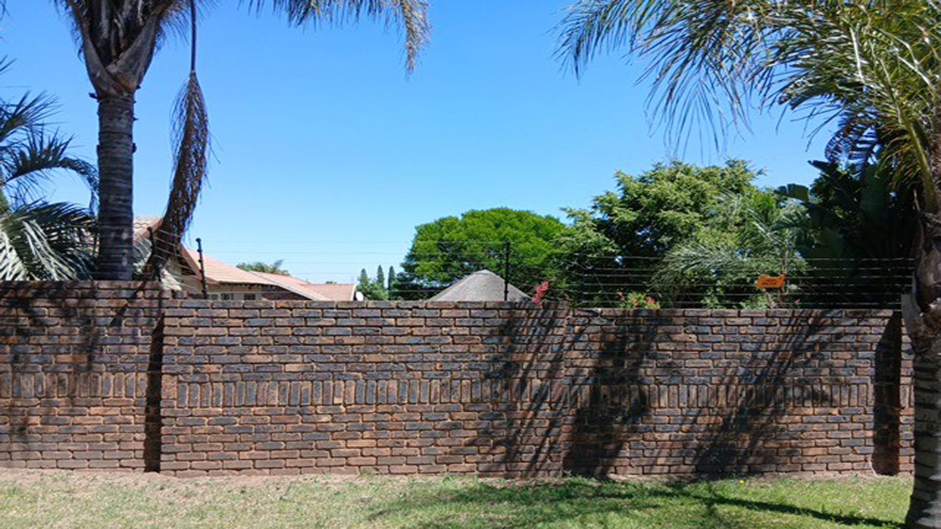 Front View of property in Hoeveldpark