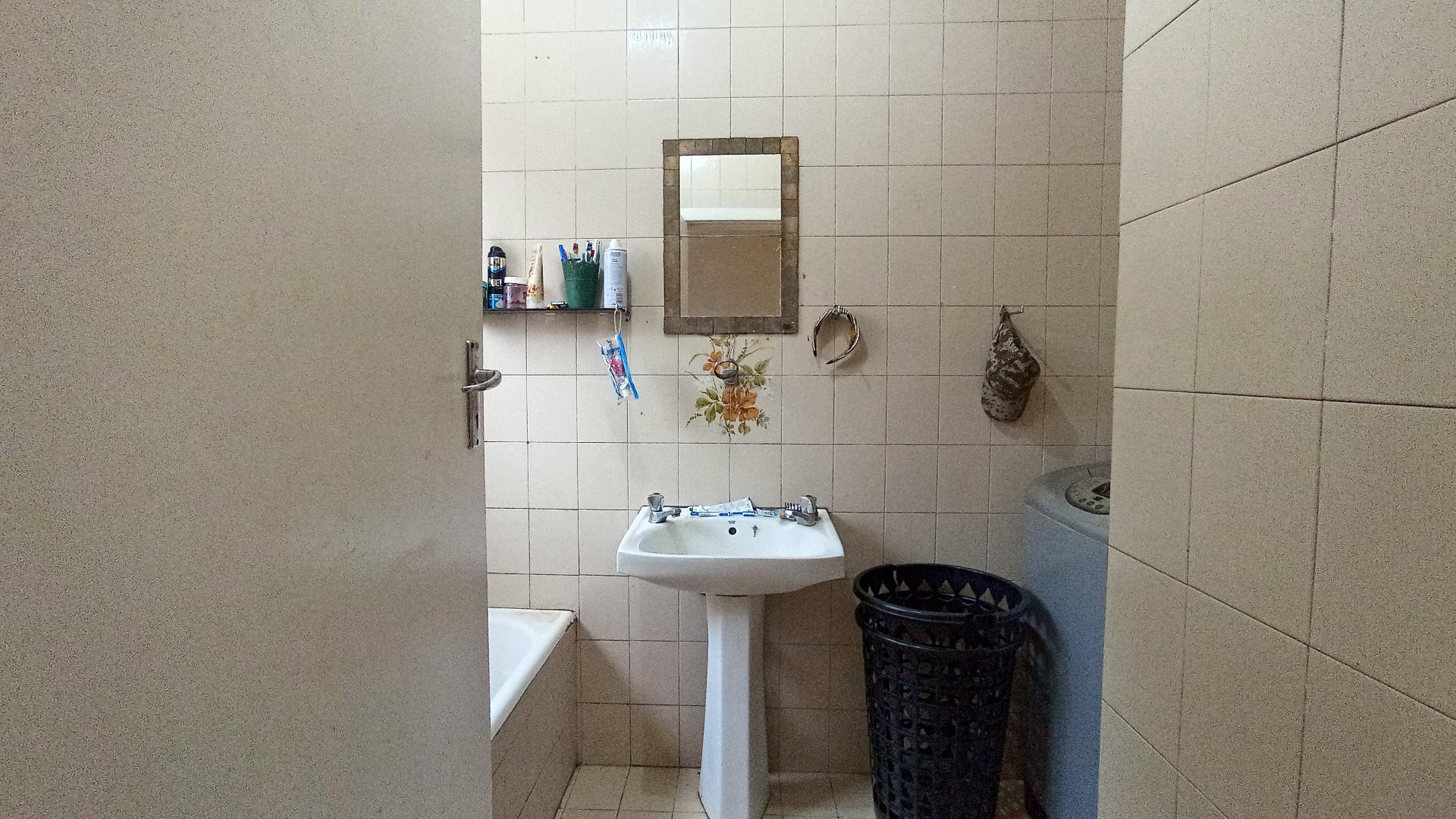 Bathroom 1 - 17 square meters of property in Ocean View - DBN
