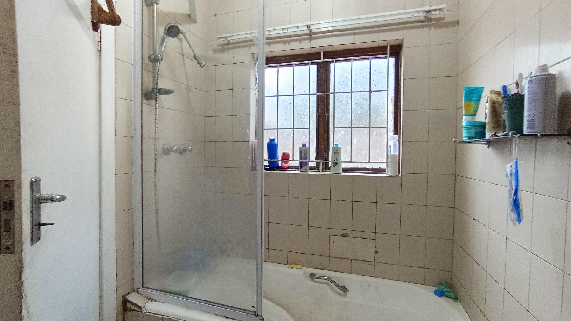 Bathroom 1 - 17 square meters of property in Ocean View - DBN
