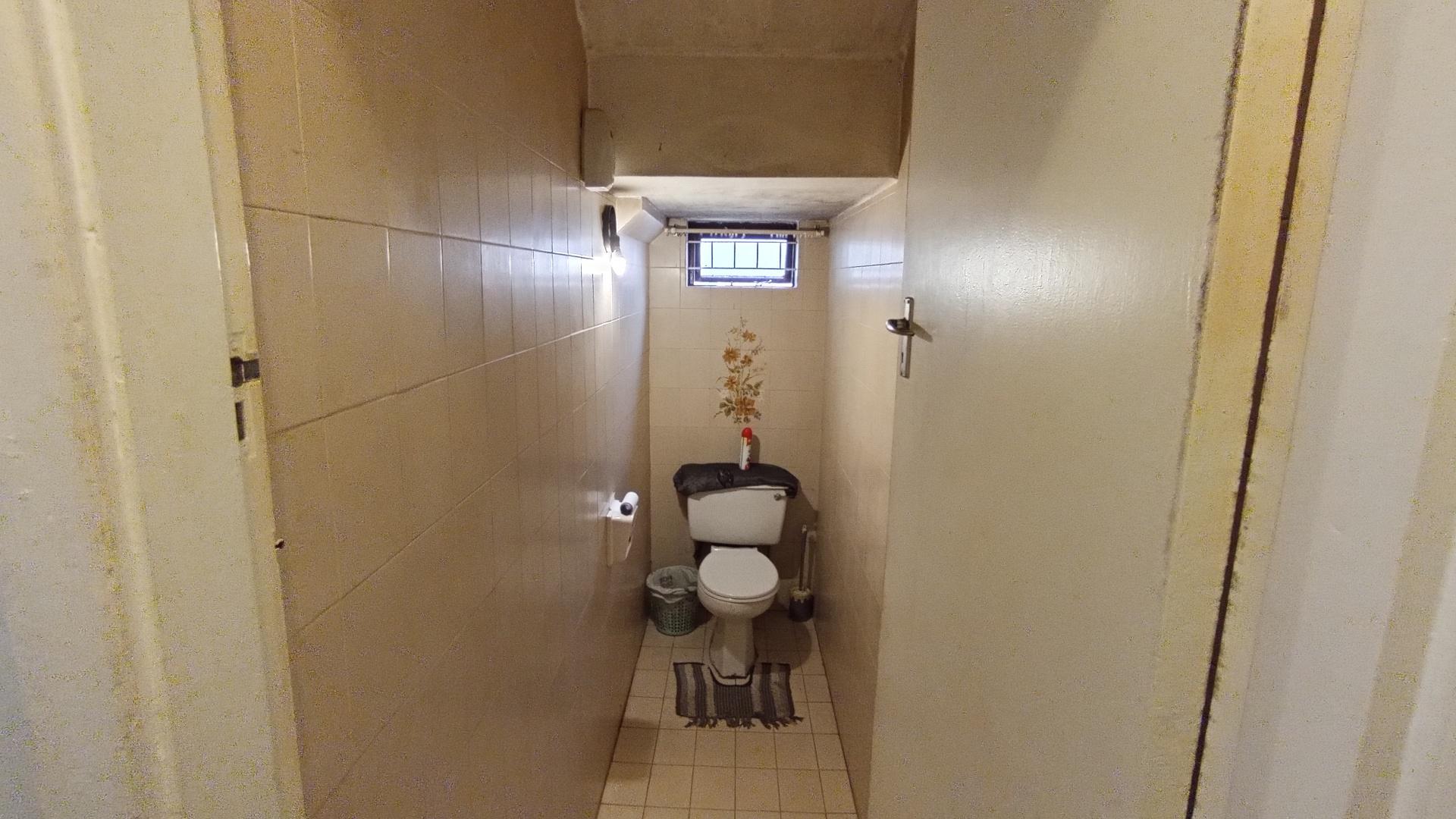 Bathroom 1 - 17 square meters of property in Ocean View - DBN