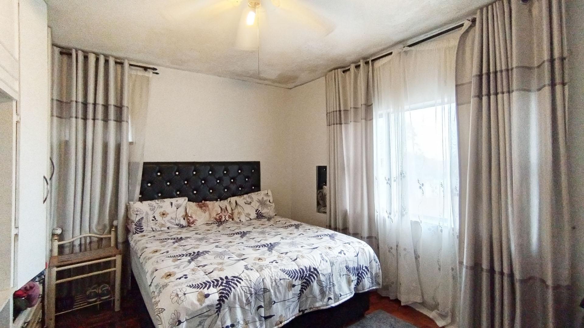 Bed Room 1 - 18 square meters of property in Ocean View - DBN