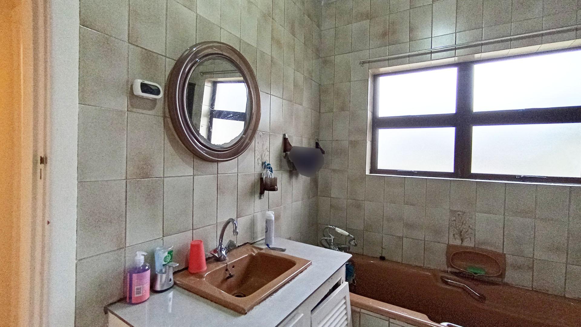 Bathroom 2 of property in Ocean View - DBN