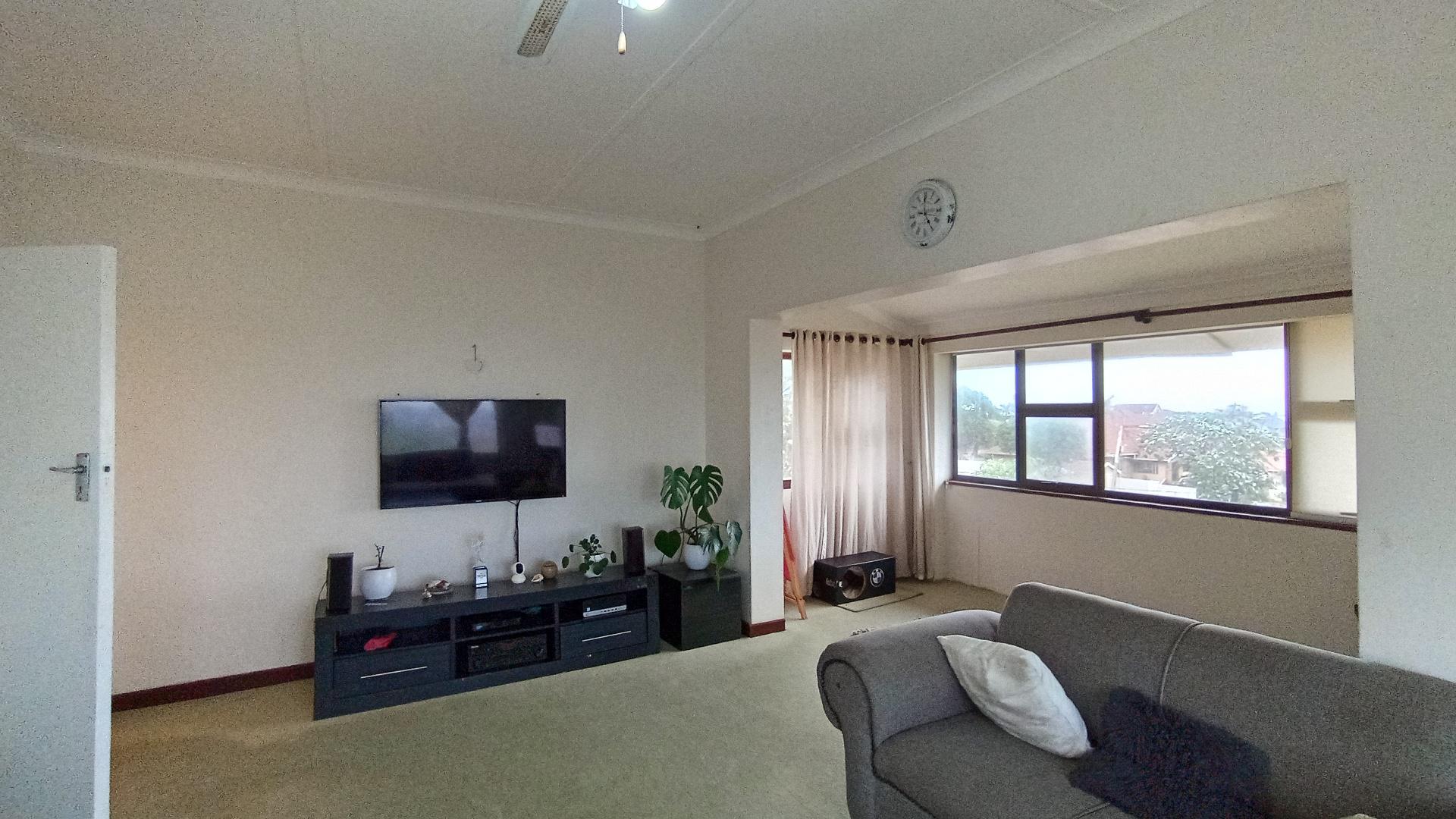 Lounges - 52 square meters of property in Ocean View - DBN