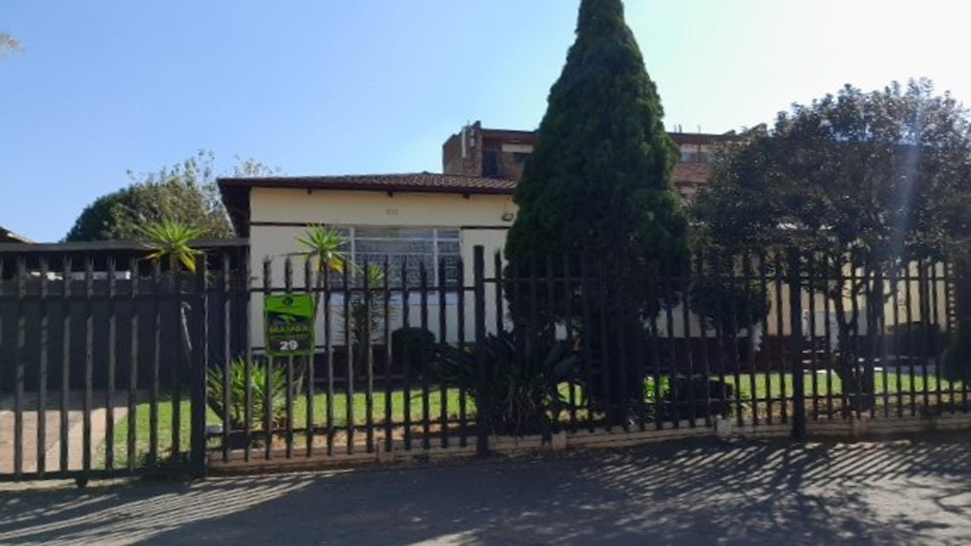 Front View of property in Fishers Hill