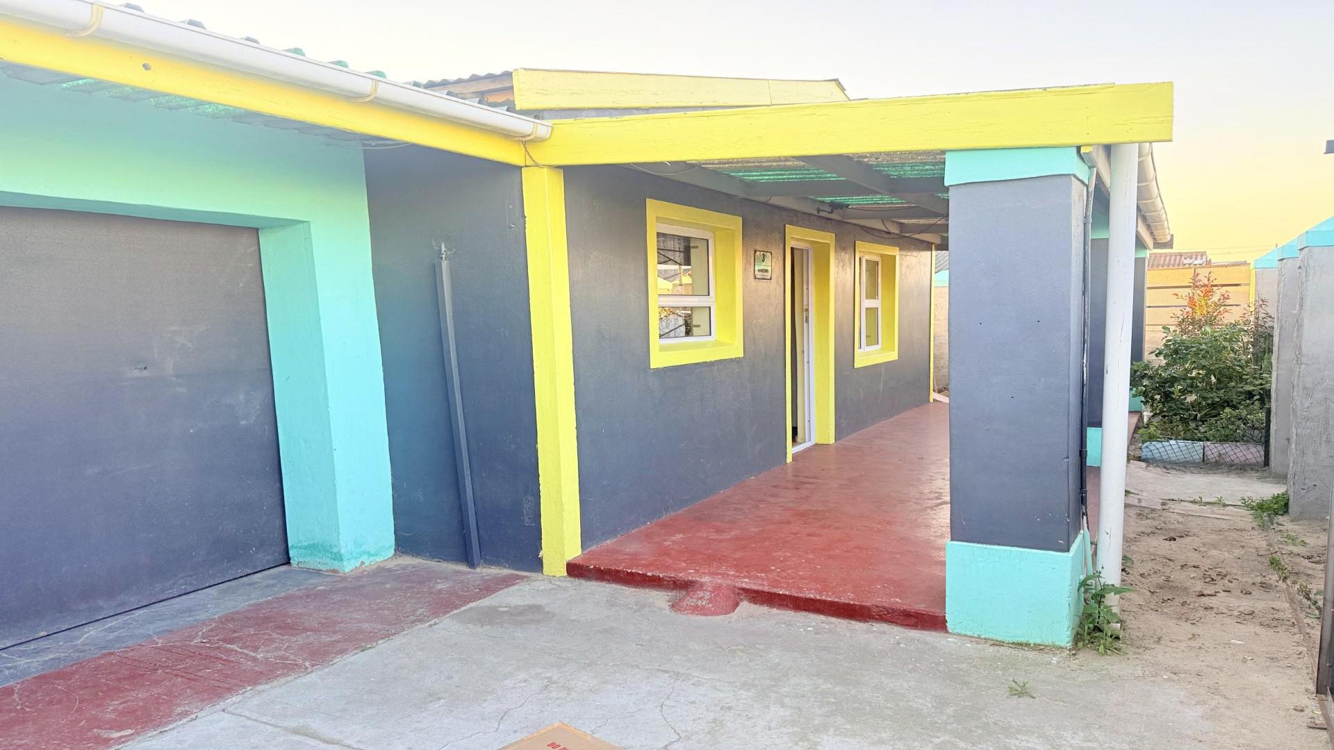Patio of property in Macassar