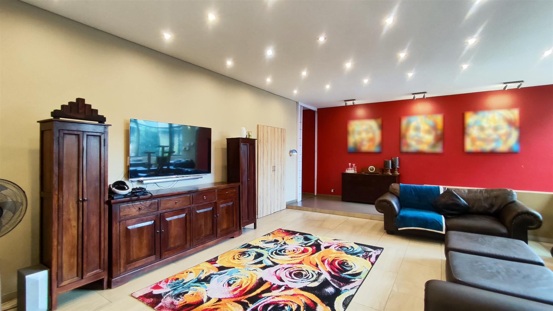 Lounges - 116 square meters of property in Randhart