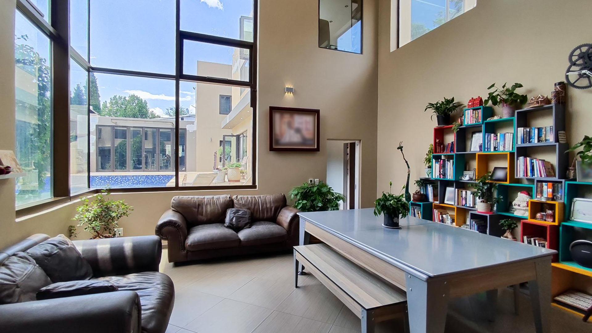 Lounges - 116 square meters of property in Randhart