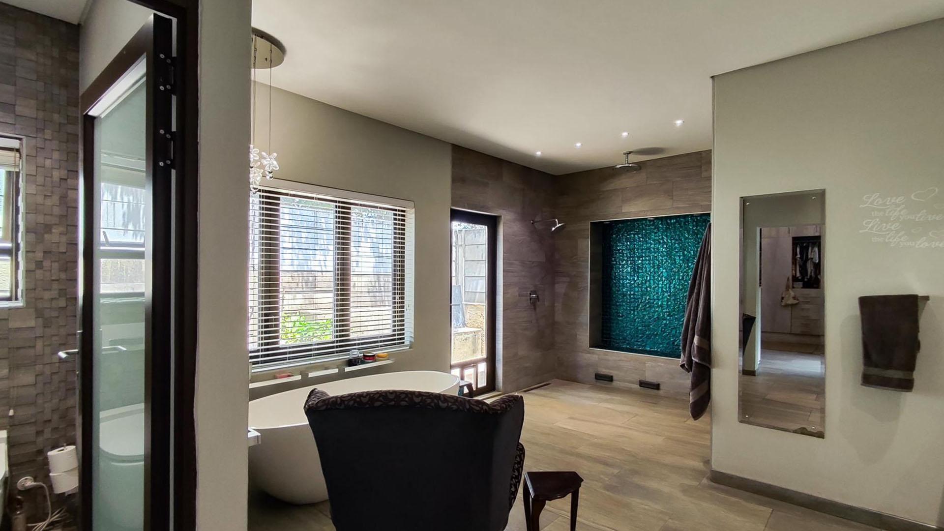 Main Bathroom - 29 square meters of property in Randhart