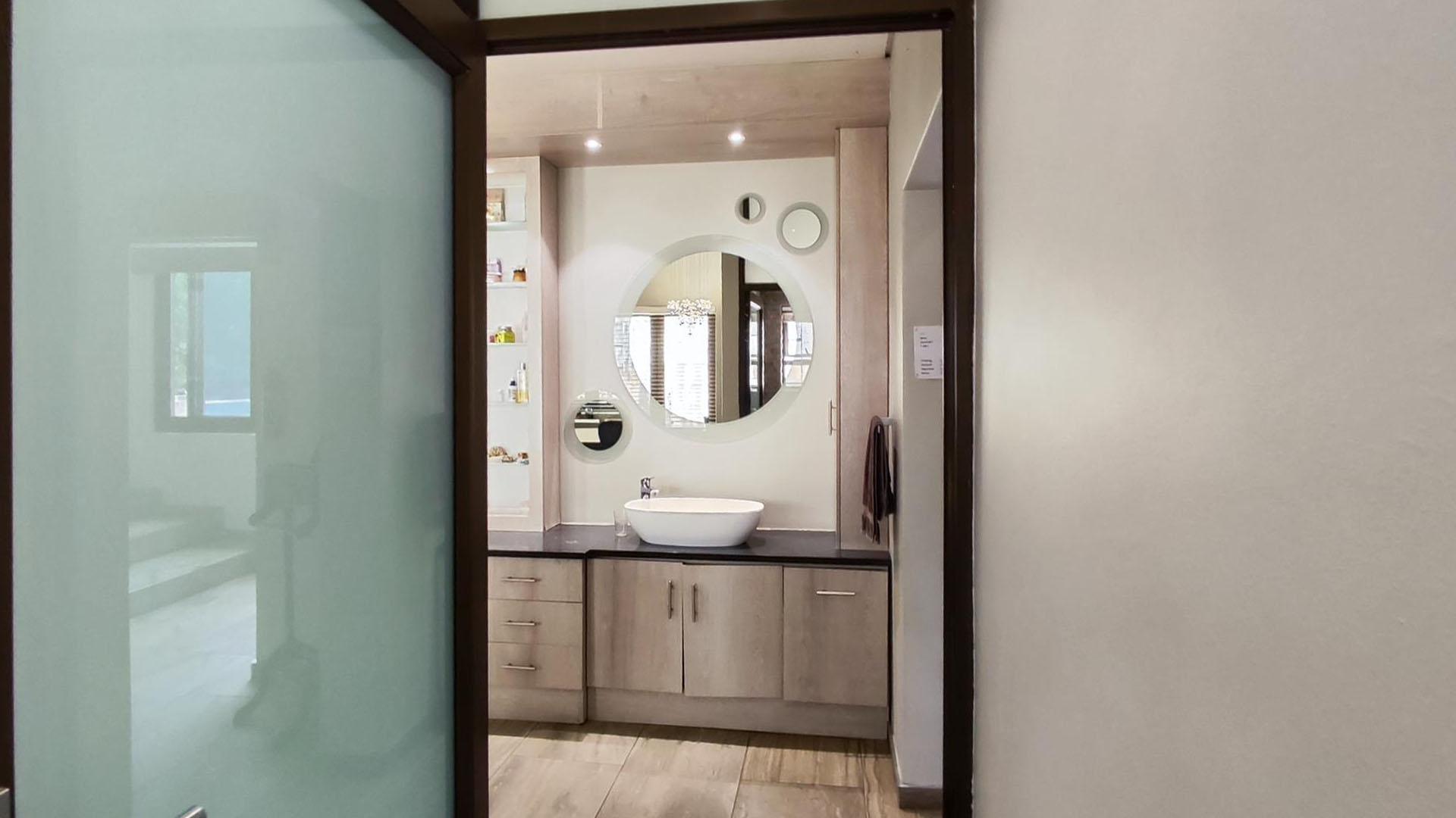 Main Bathroom - 29 square meters of property in Randhart