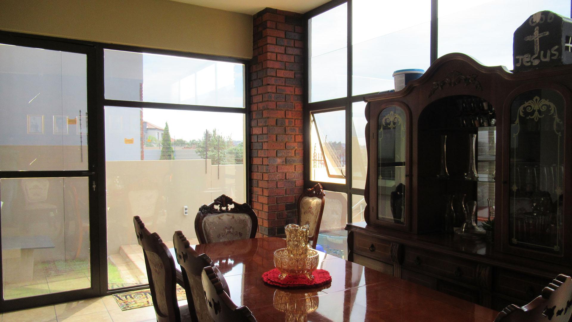 Dining Room - 17 square meters of property in South Crest