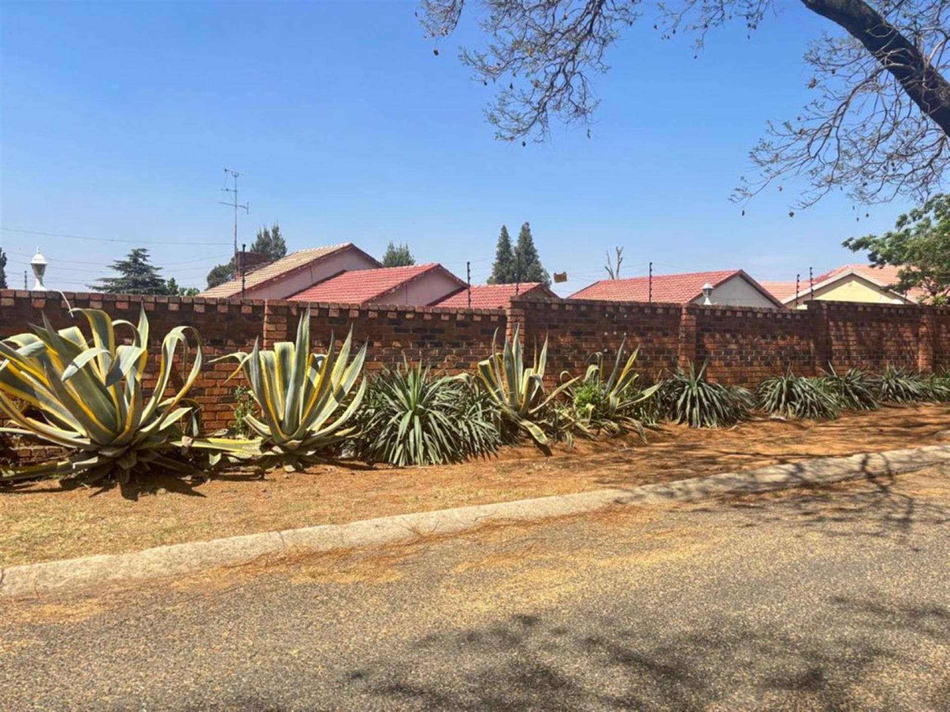 Front View of property in Meredale
