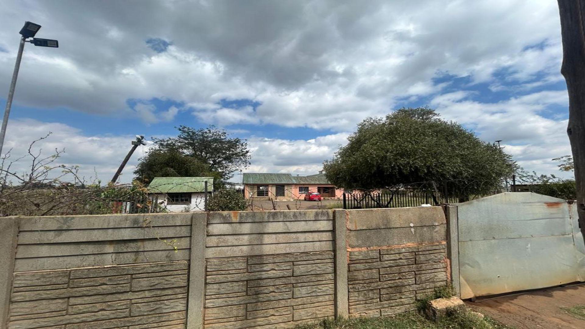 Front View of property in Mapleton