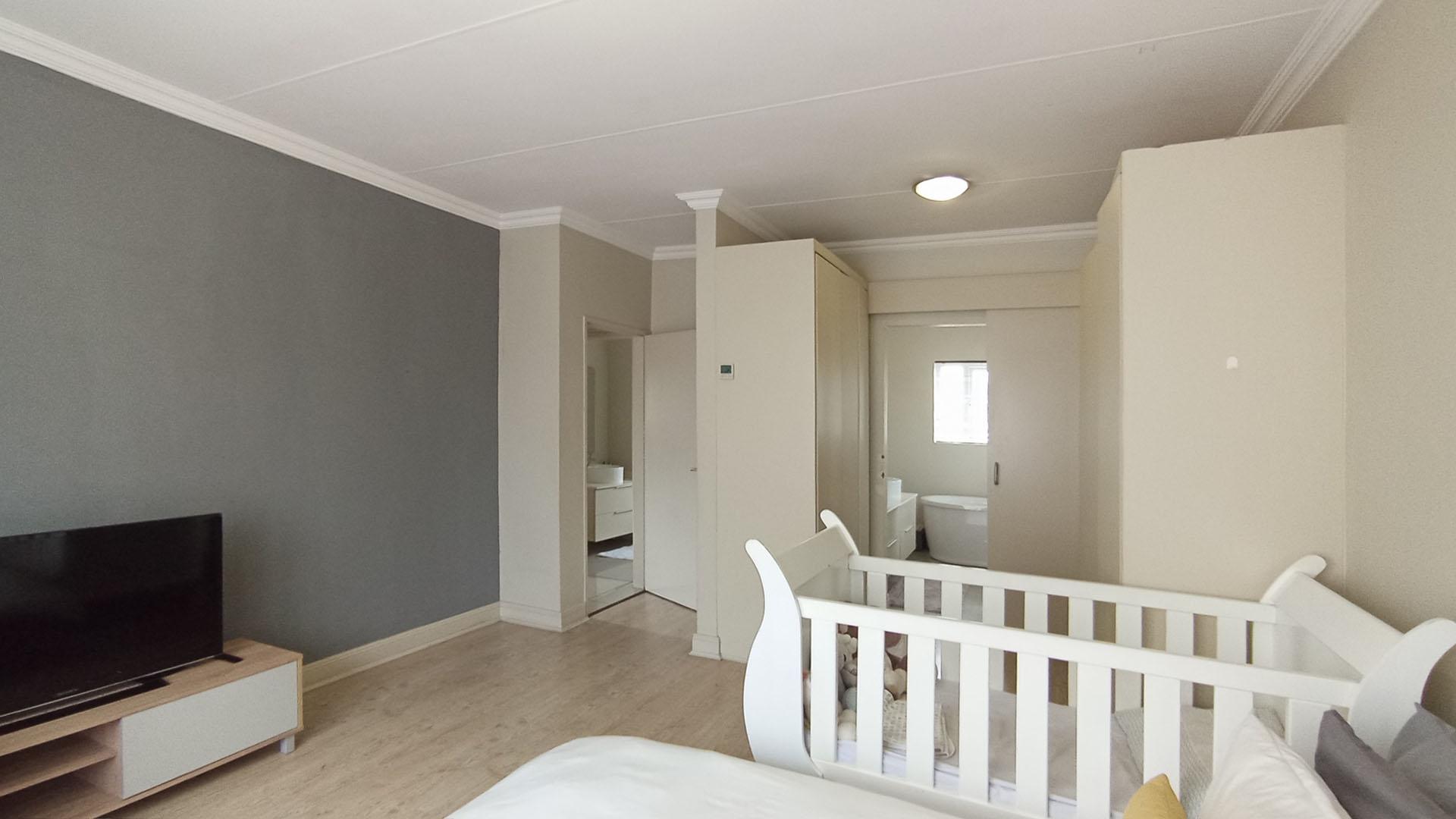 Main Bedroom - 24 square meters of property in Kyalami Hills