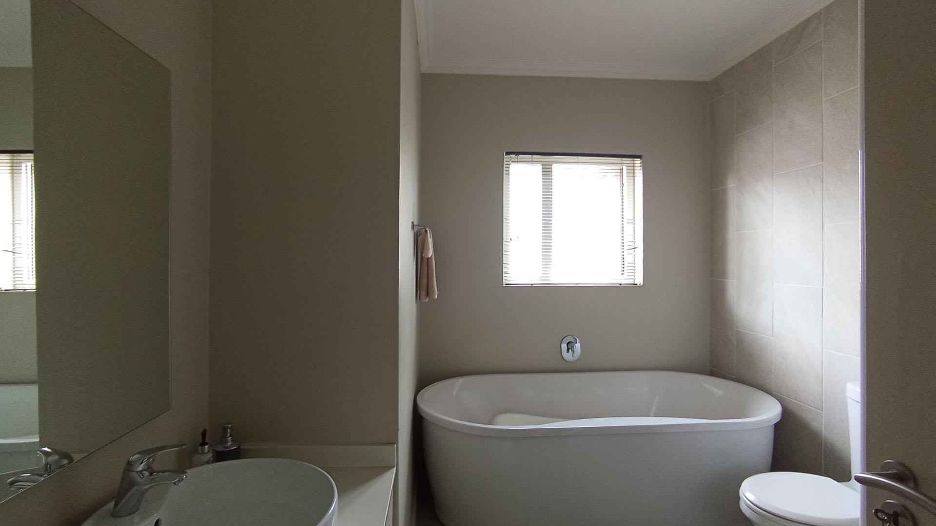 Bathroom 1 - 4 square meters of property in Kyalami Hills