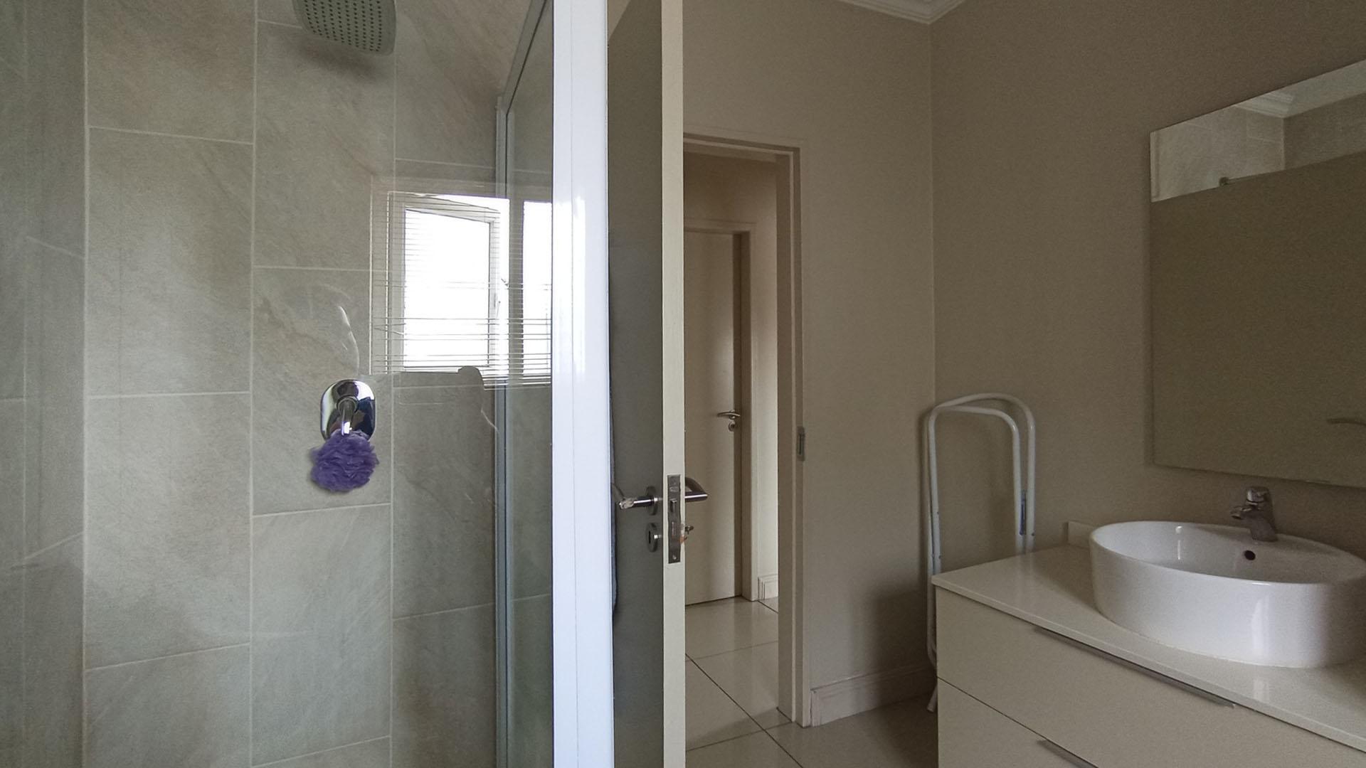 Bathroom 1 - 4 square meters of property in Kyalami Hills