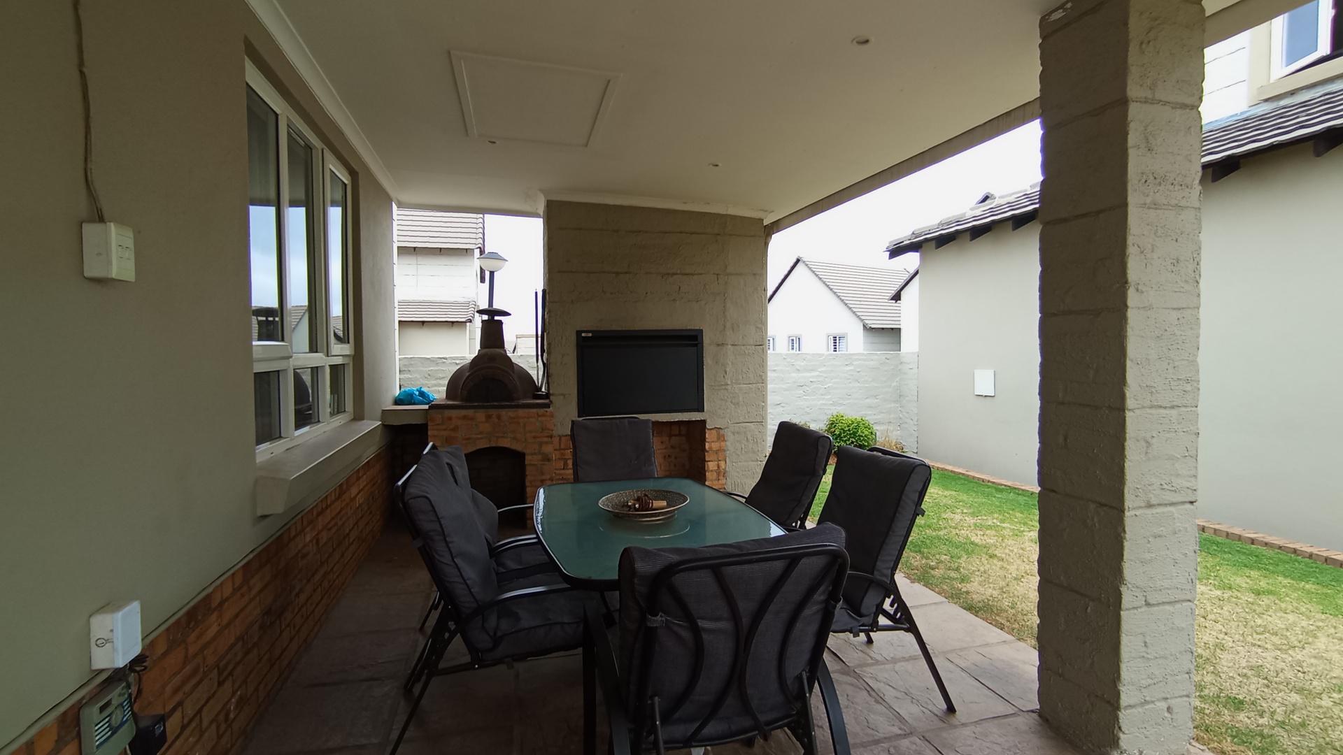 Patio - 42 square meters of property in Kyalami Hills