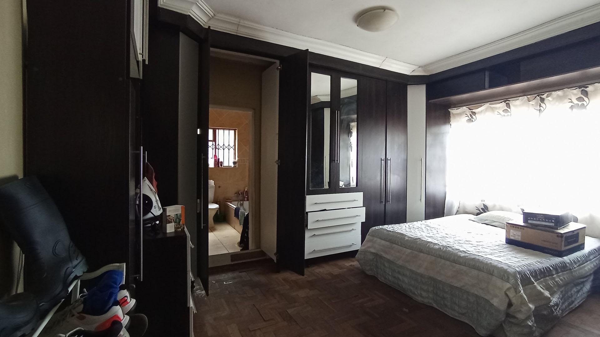 Main Bedroom - 19 square meters of property in Lyttelton Manor