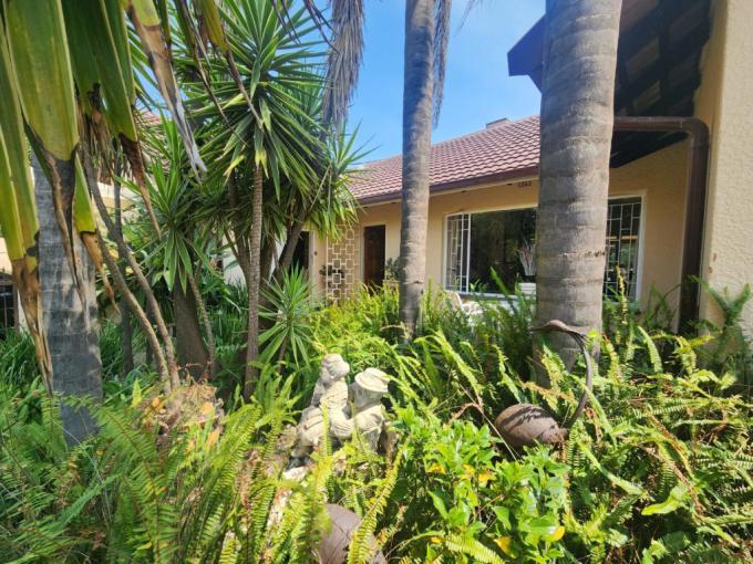 4 Bedroom House for Sale For Sale in Brackendowns - MR657140