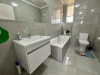 3 Bedroom 2 Bathroom Flat/Apartment for Sale for sale in Bedford Gardens
