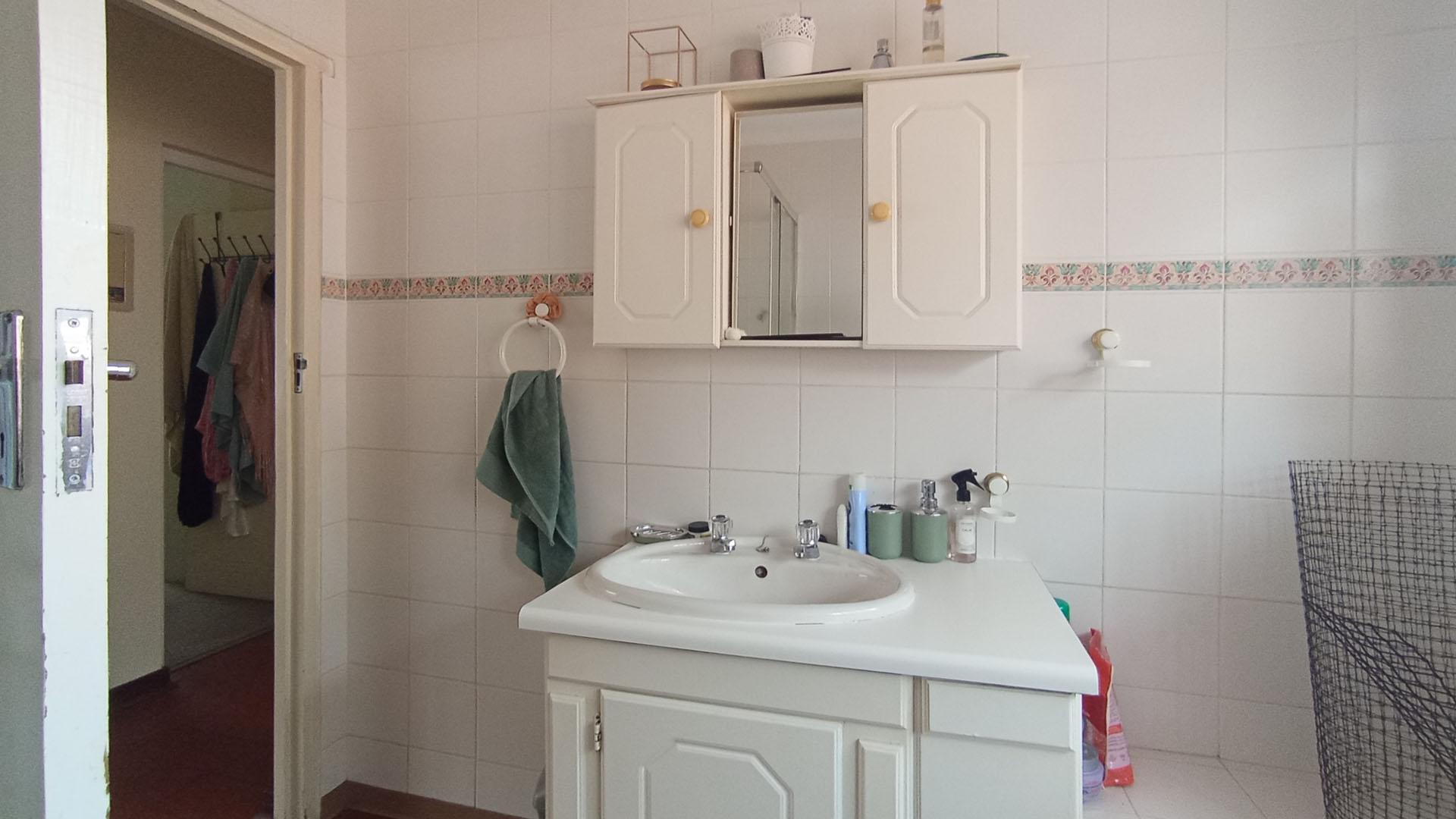 Bathroom 1 - 9 square meters of property in Garsfontein