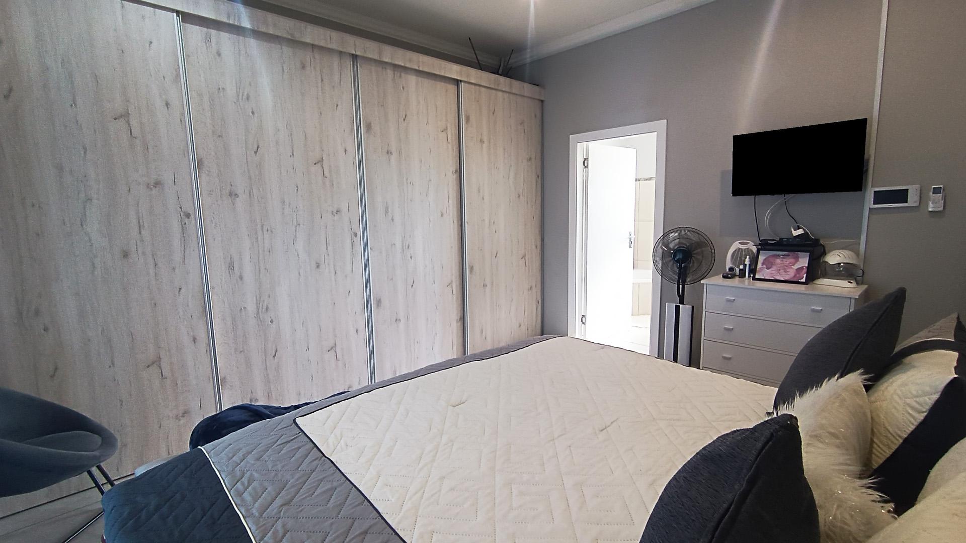 Main Bedroom - 22 square meters of property in Admirals Park