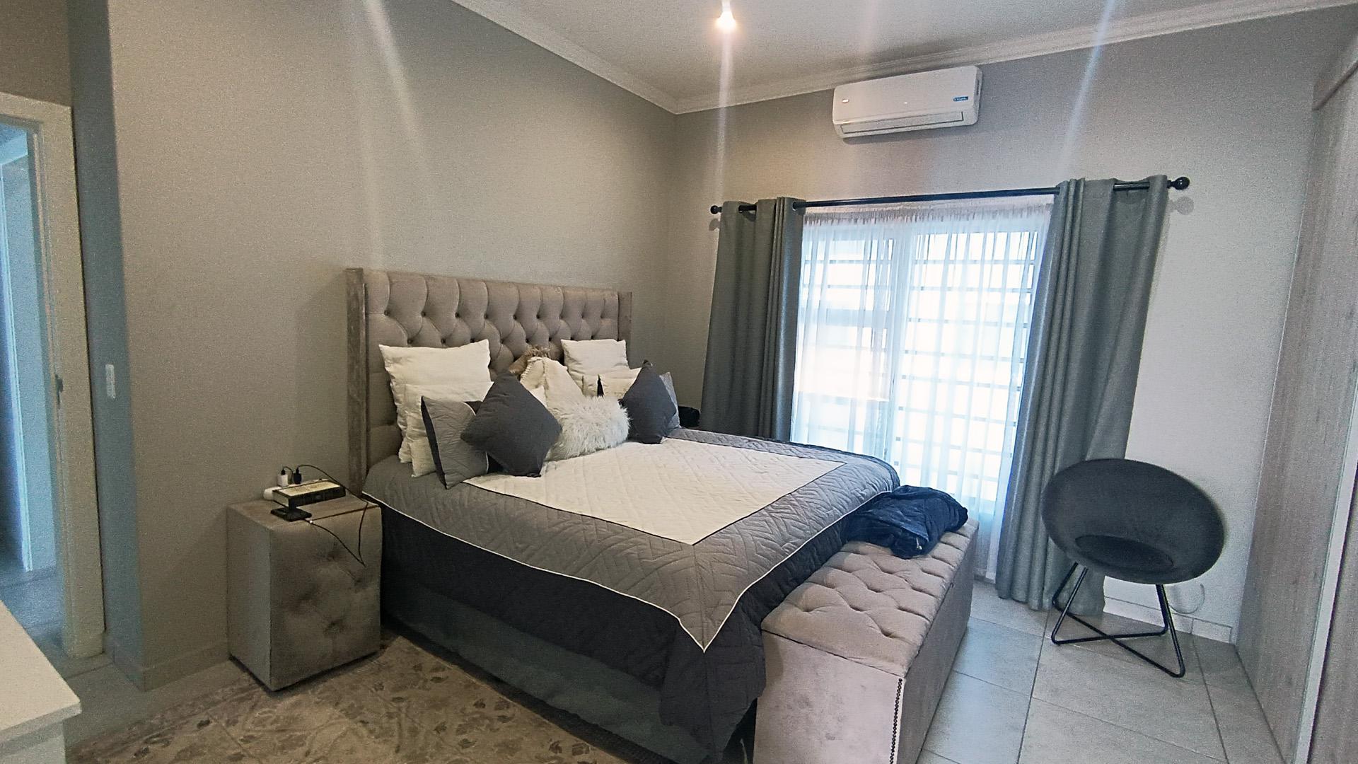 Main Bedroom - 22 square meters of property in Admirals Park