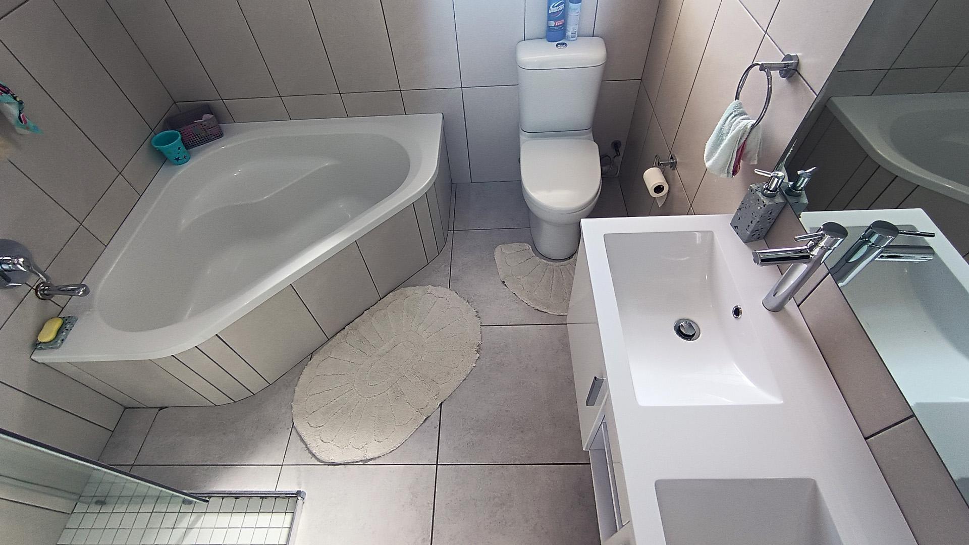 Main Bathroom - 7 square meters of property in Admirals Park