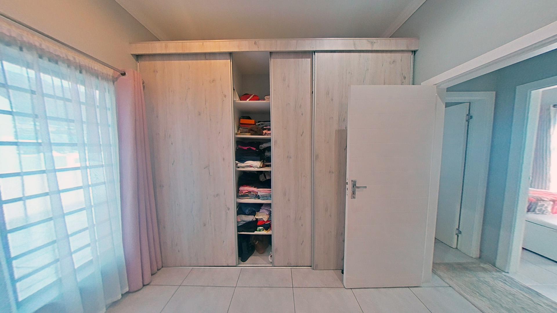 Bed Room 2 - 13 square meters of property in Admirals Park