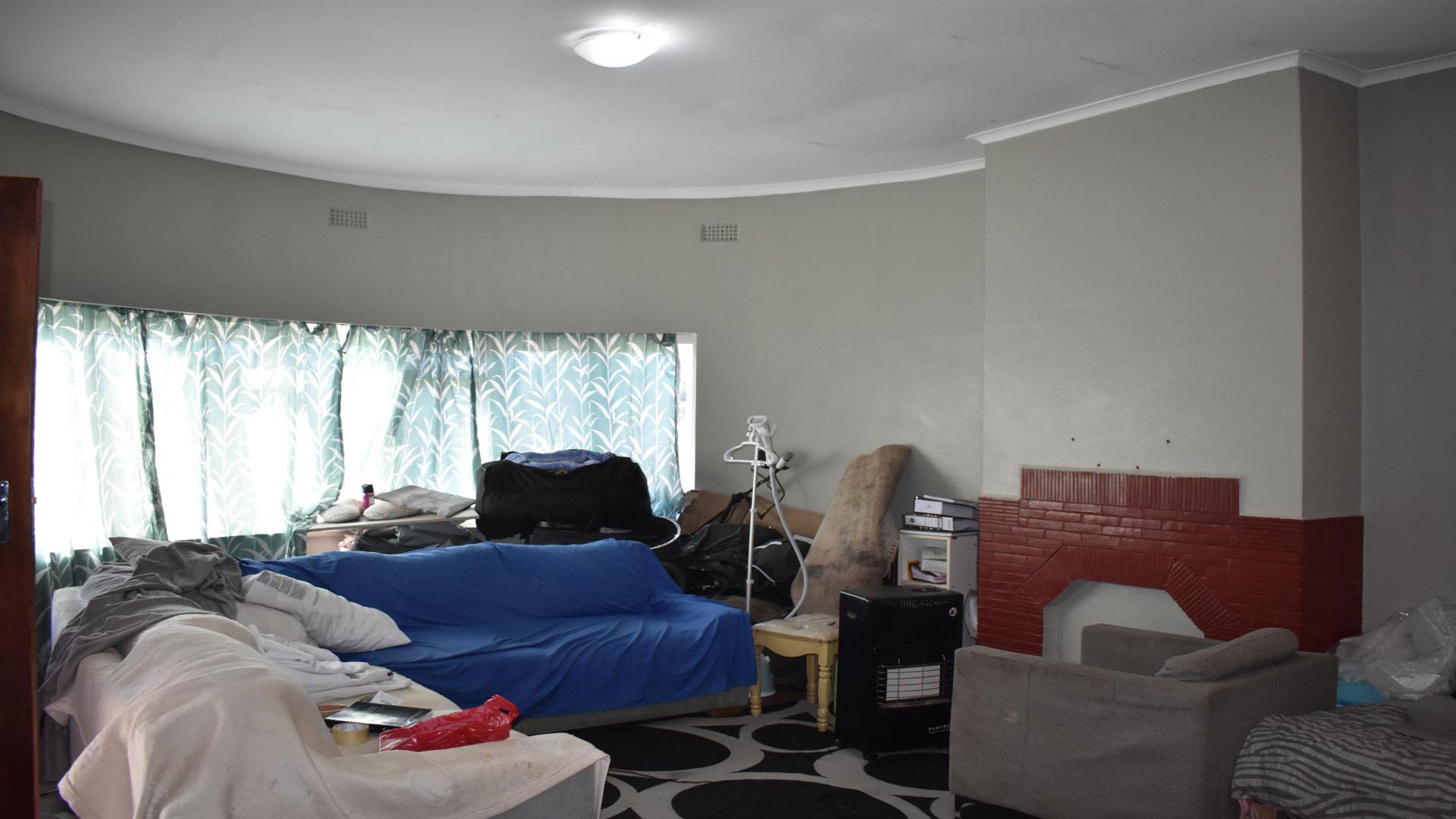 Lounges of property in Berea