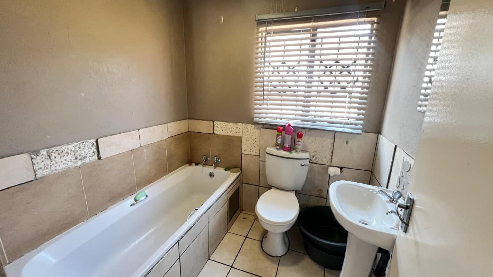 Bathroom 1 of property in Karino