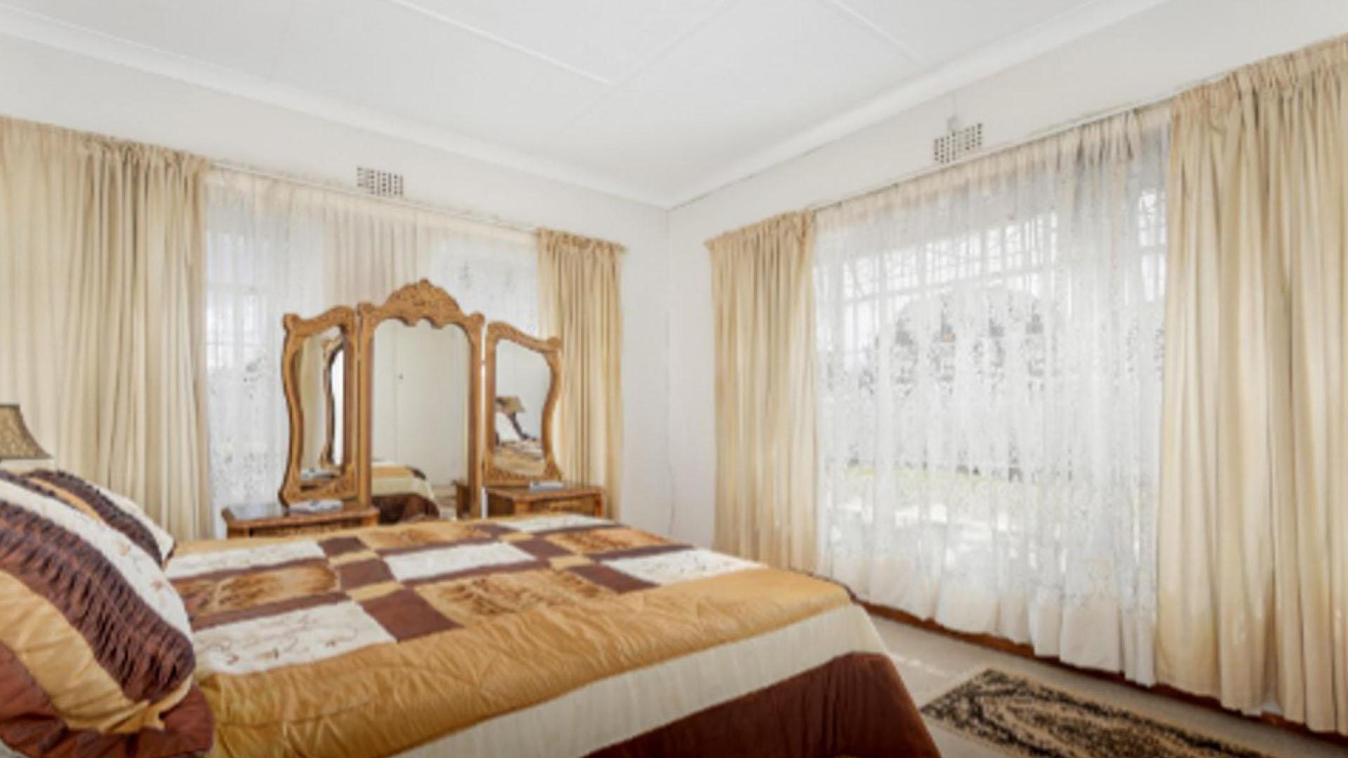 Main Bedroom of property in Discovery