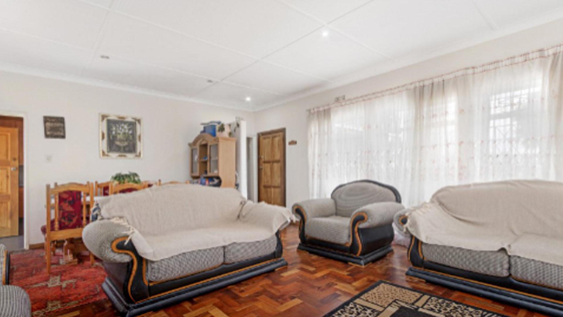 Lounges of property in Discovery