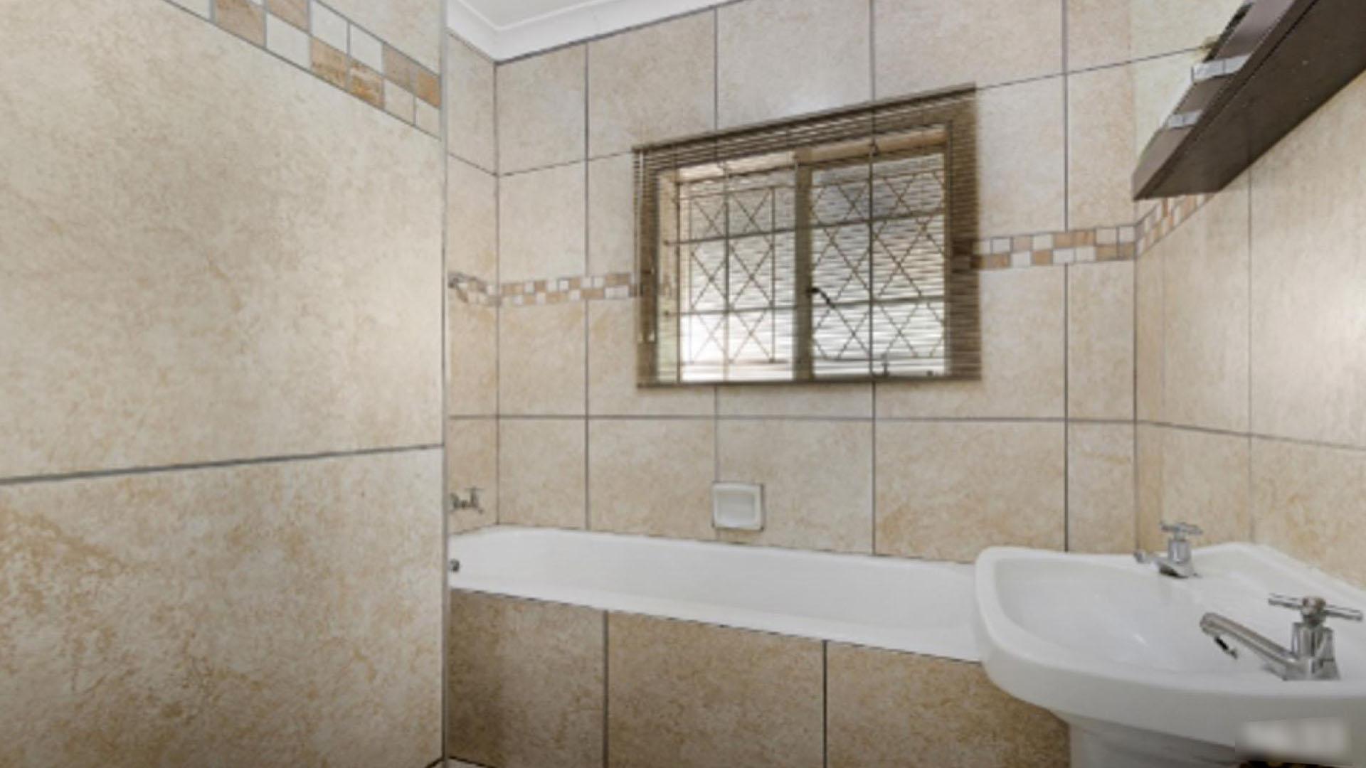 Bathroom 2 of property in Discovery